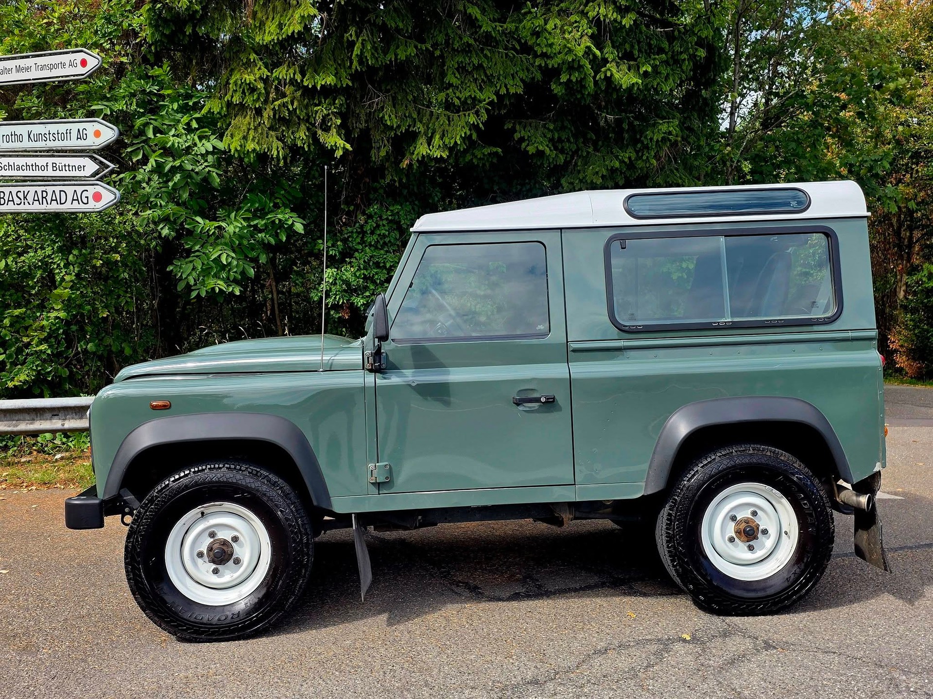 LAND ROVER Defender 90 2.2 TD4 67 Years Edition-image-5
