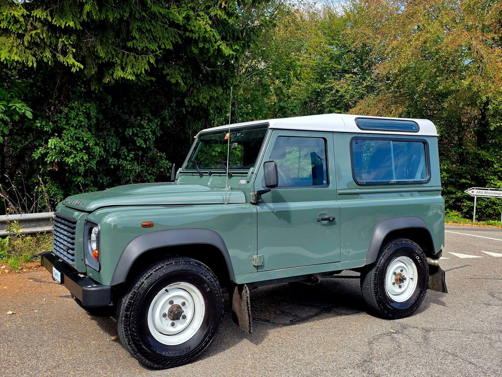 LAND ROVER Defender 90 2.2 TD4 67 Years Edition-image-13