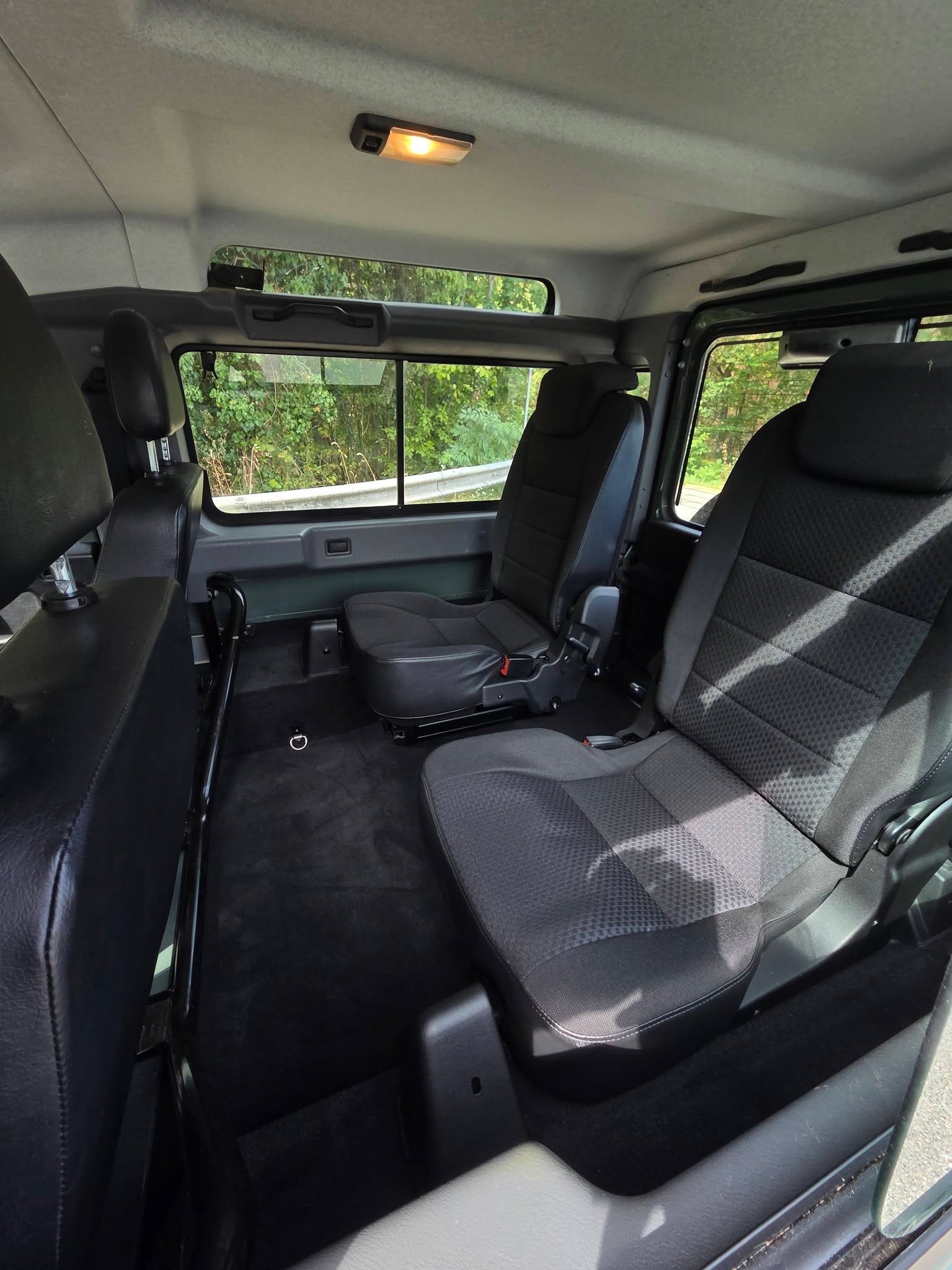 LAND ROVER Defender 90 2.2 TD4 67 Years Edition-image-12