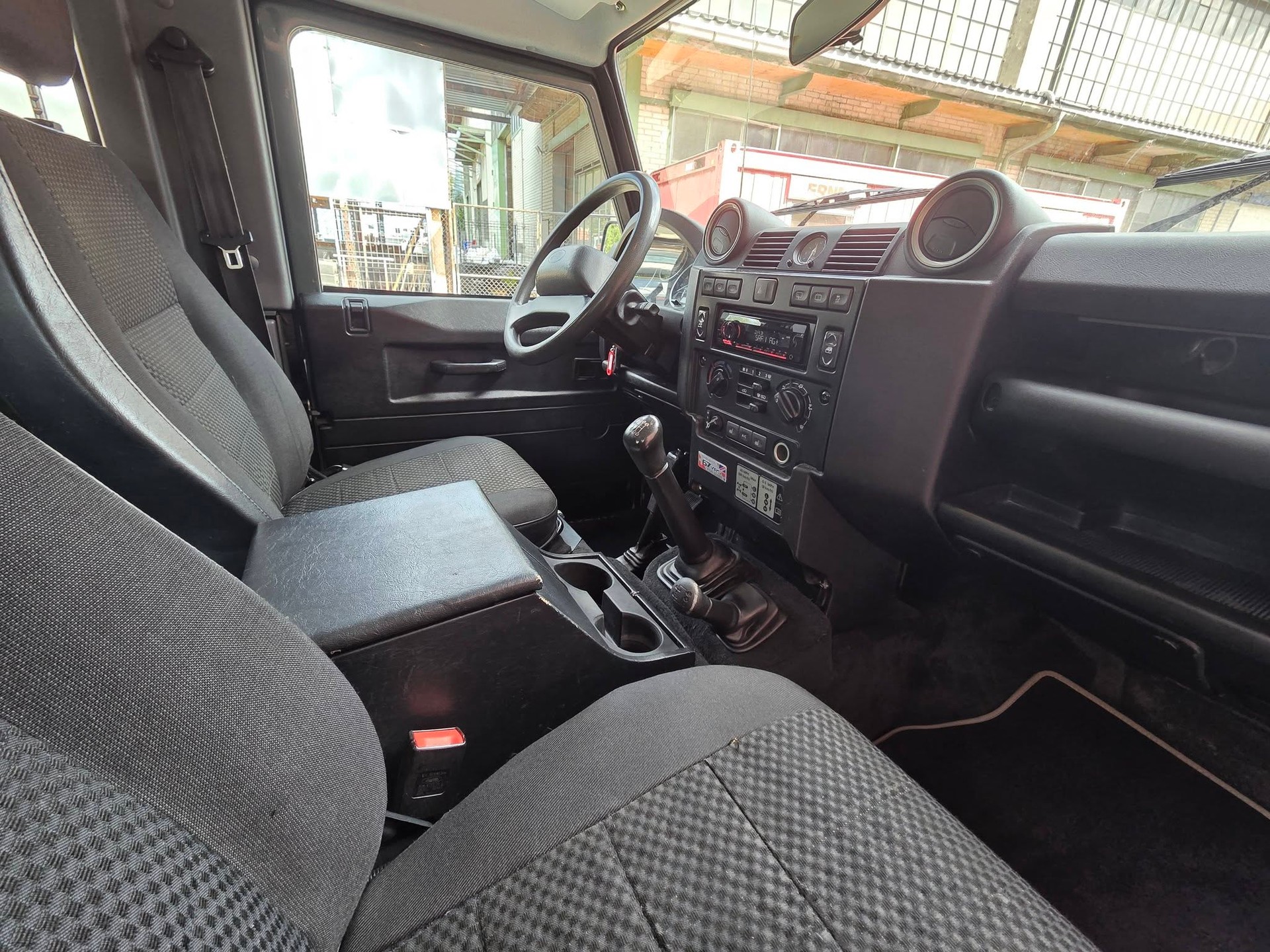 LAND ROVER Defender 90 2.2 TD4 67 Years Edition-image-11