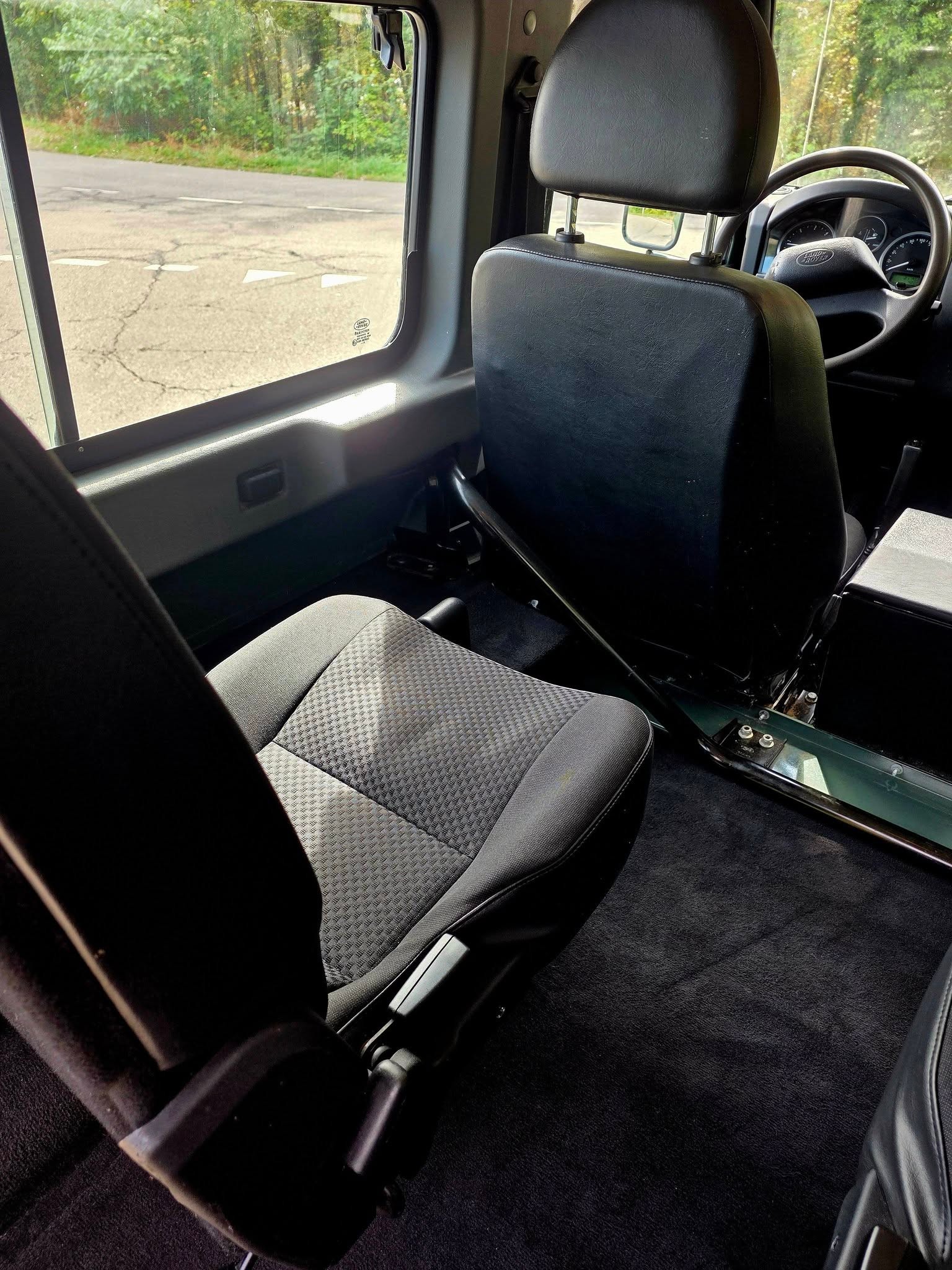 LAND ROVER Defender 90 2.2 TD4 67 Years Edition-image-3
