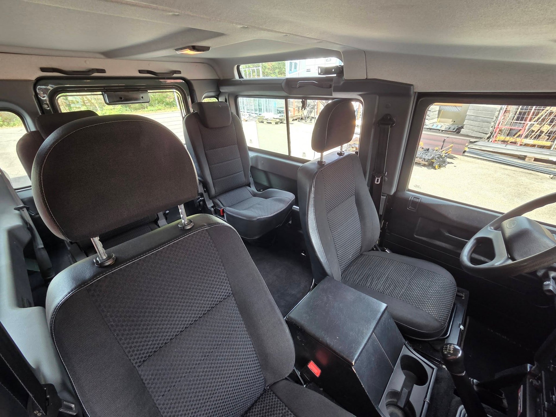 LAND ROVER Defender 90 2.2 TD4 67 Years Edition-image-14