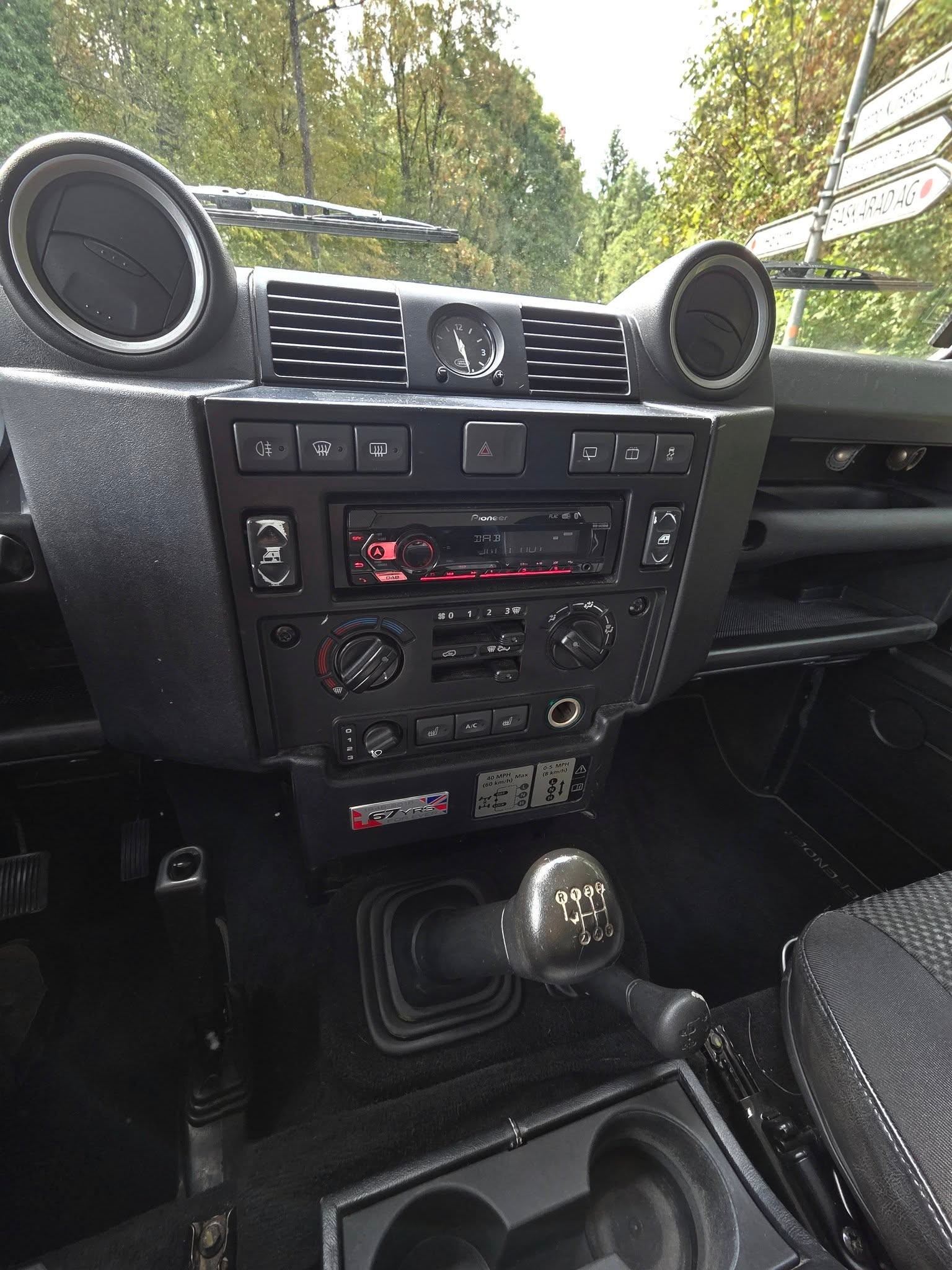 LAND ROVER Defender 90 2.2 TD4 67 Years Edition-image-1