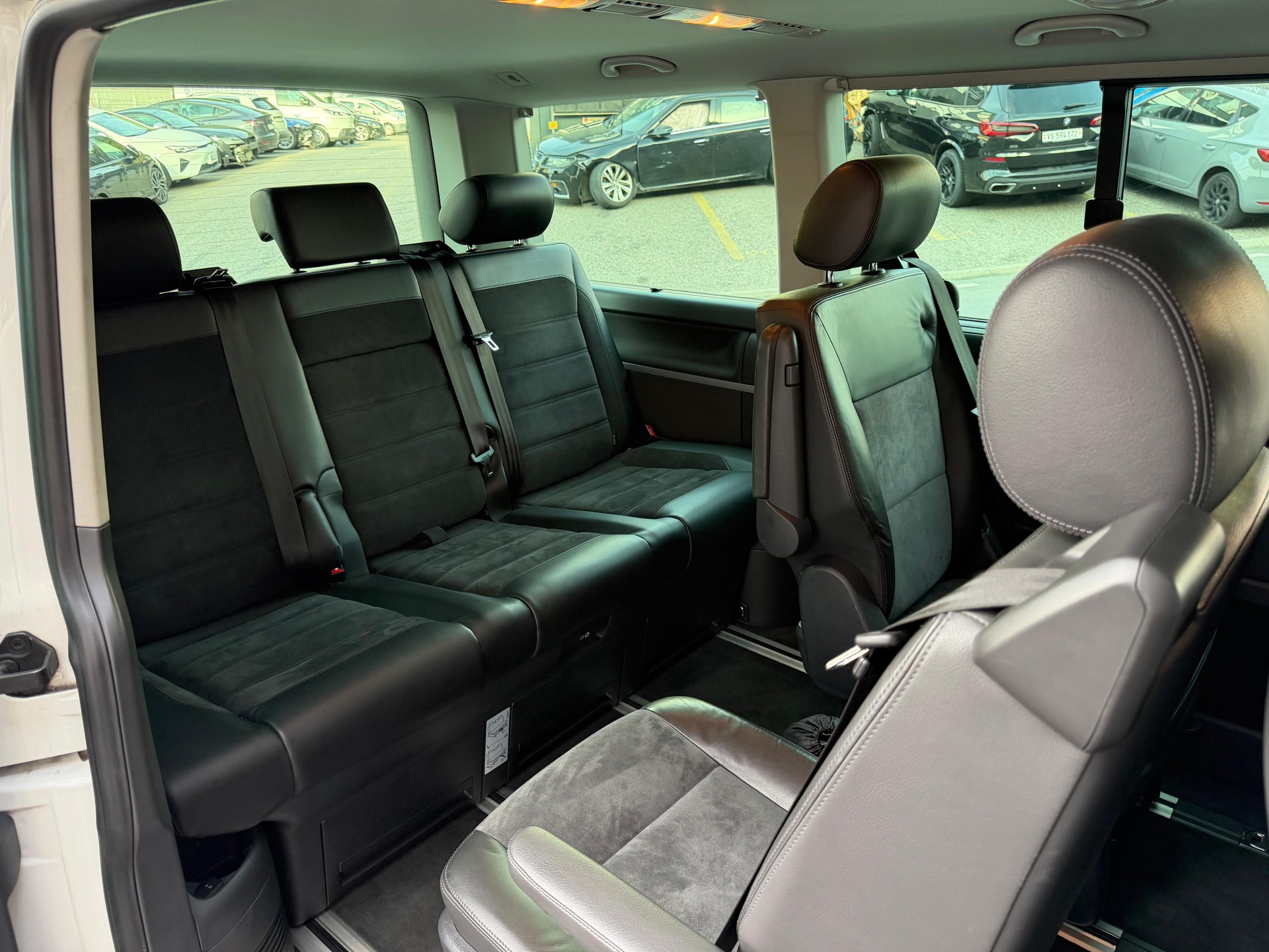 VW T5 Multivan 2.0 TSI Family Edition 25 4Motion DSG-image-11