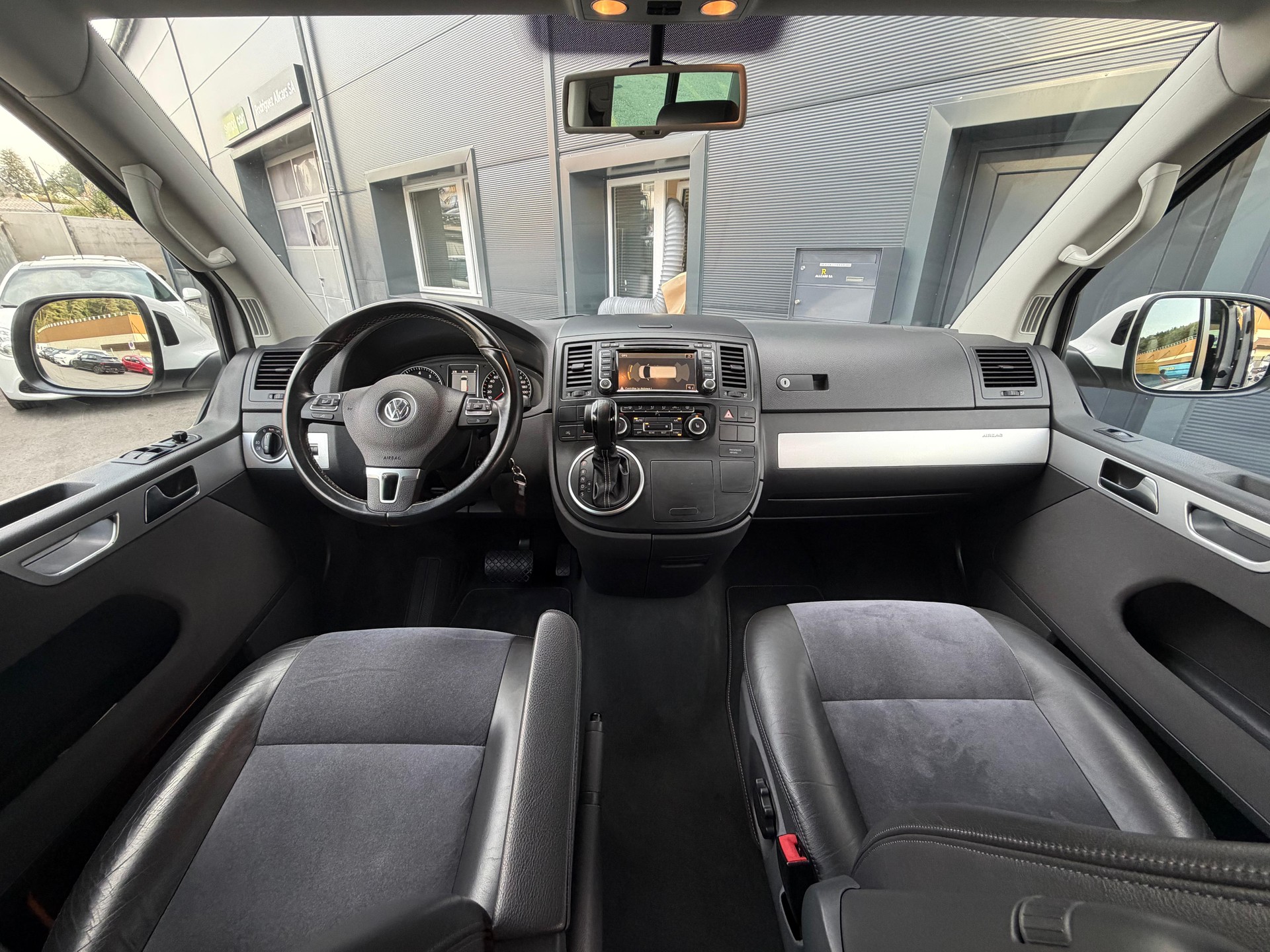 VW T5 Multivan 2.0 TSI Family Edition 25 4Motion DSG-image-9