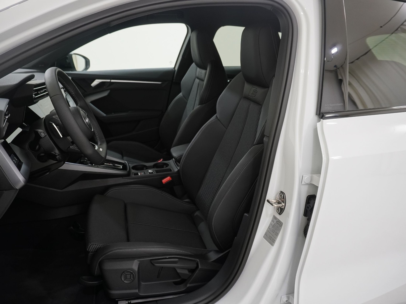 AUDI A3 Sportback 1.5 45 TFSI Plug-in-Hybrid S Line S-Tronic-image-12