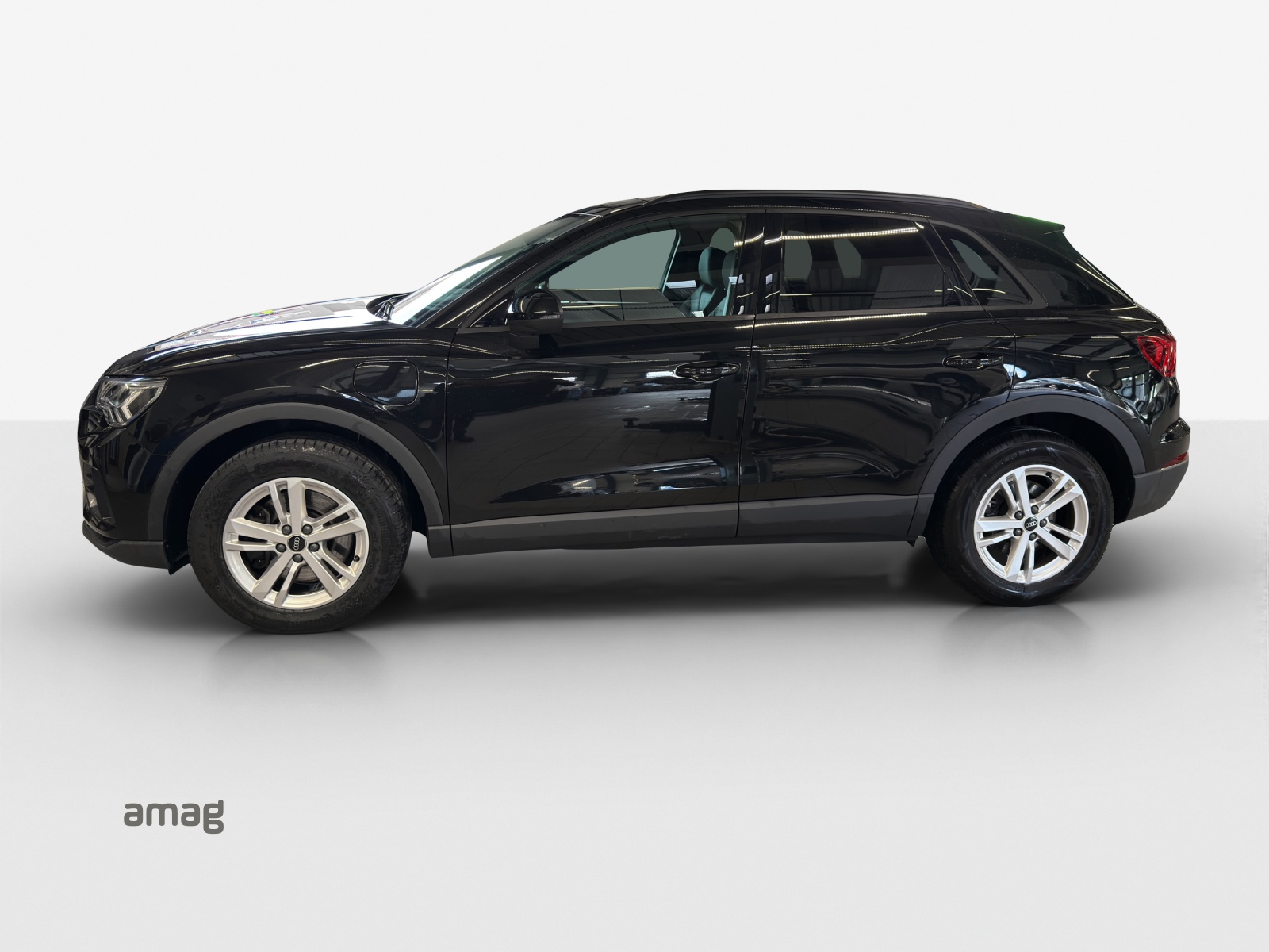 AUDI Q3 45 TFSI e Attraction S-tronic-image-1