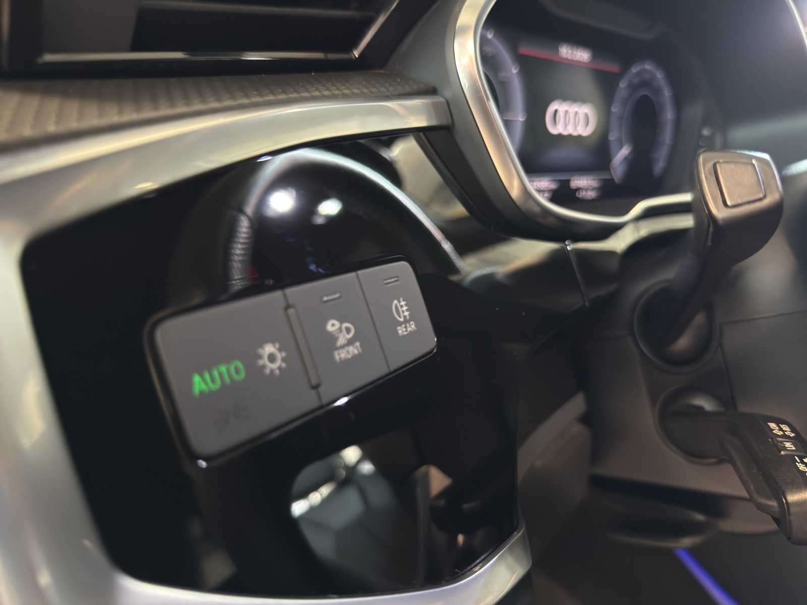 AUDI Q3 45 TFSI e Attraction S-tronic-image-16