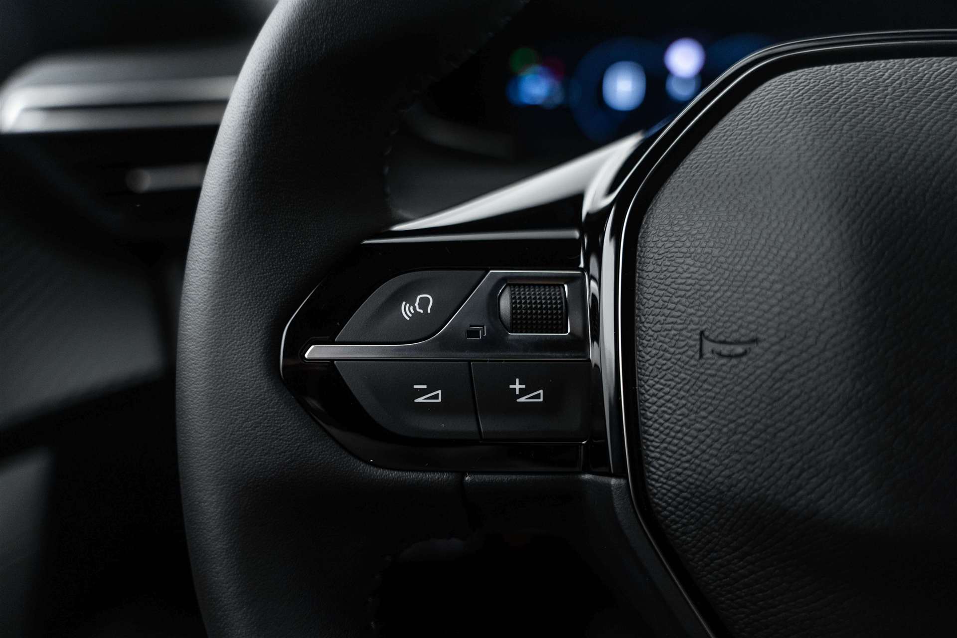 PEUGEOT PEUGEOT 2008 1.2 145 MHEV Allure Automat-image-14