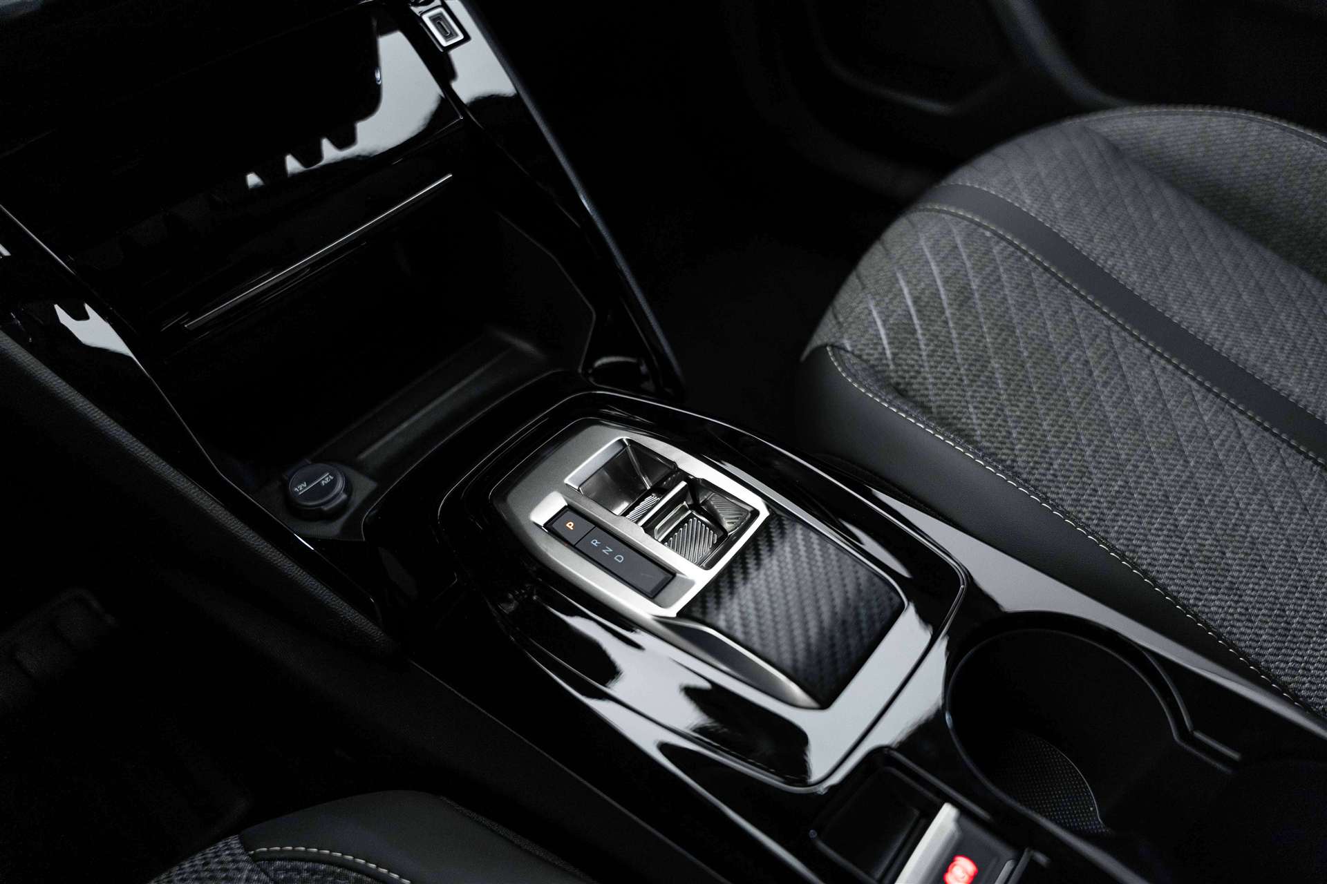 PEUGEOT PEUGEOT 2008 1.2 145 MHEV Allure Automat-image-25