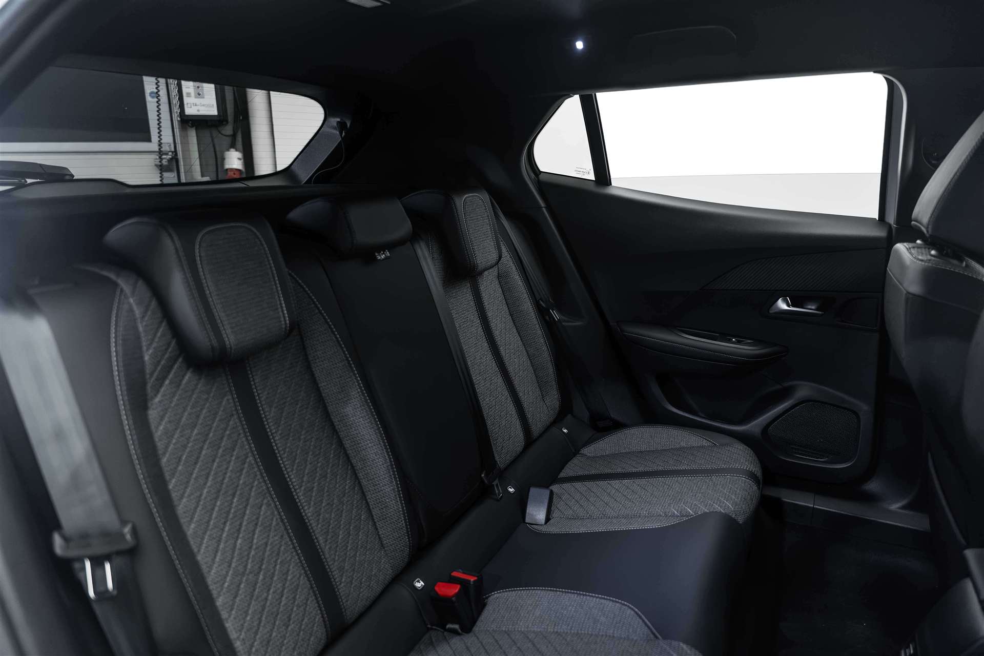 PEUGEOT PEUGEOT 2008 1.2 145 MHEV Allure Automat-image-13