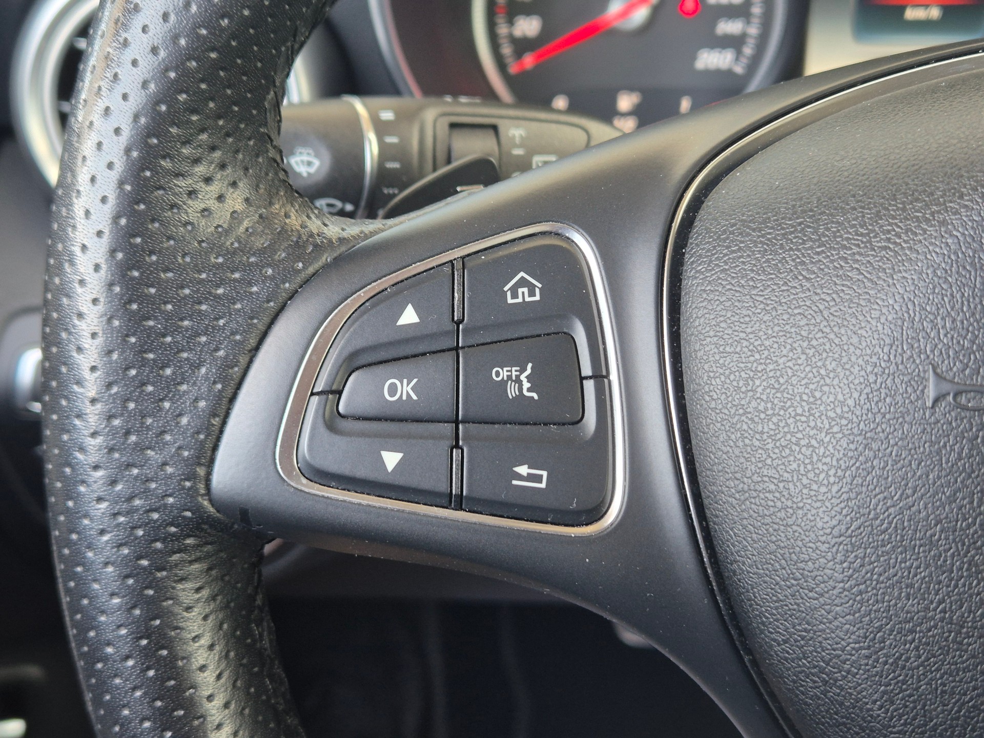 MERCEDES-BENZ C 350 e Avantgarde 7G-Tronic-image-21