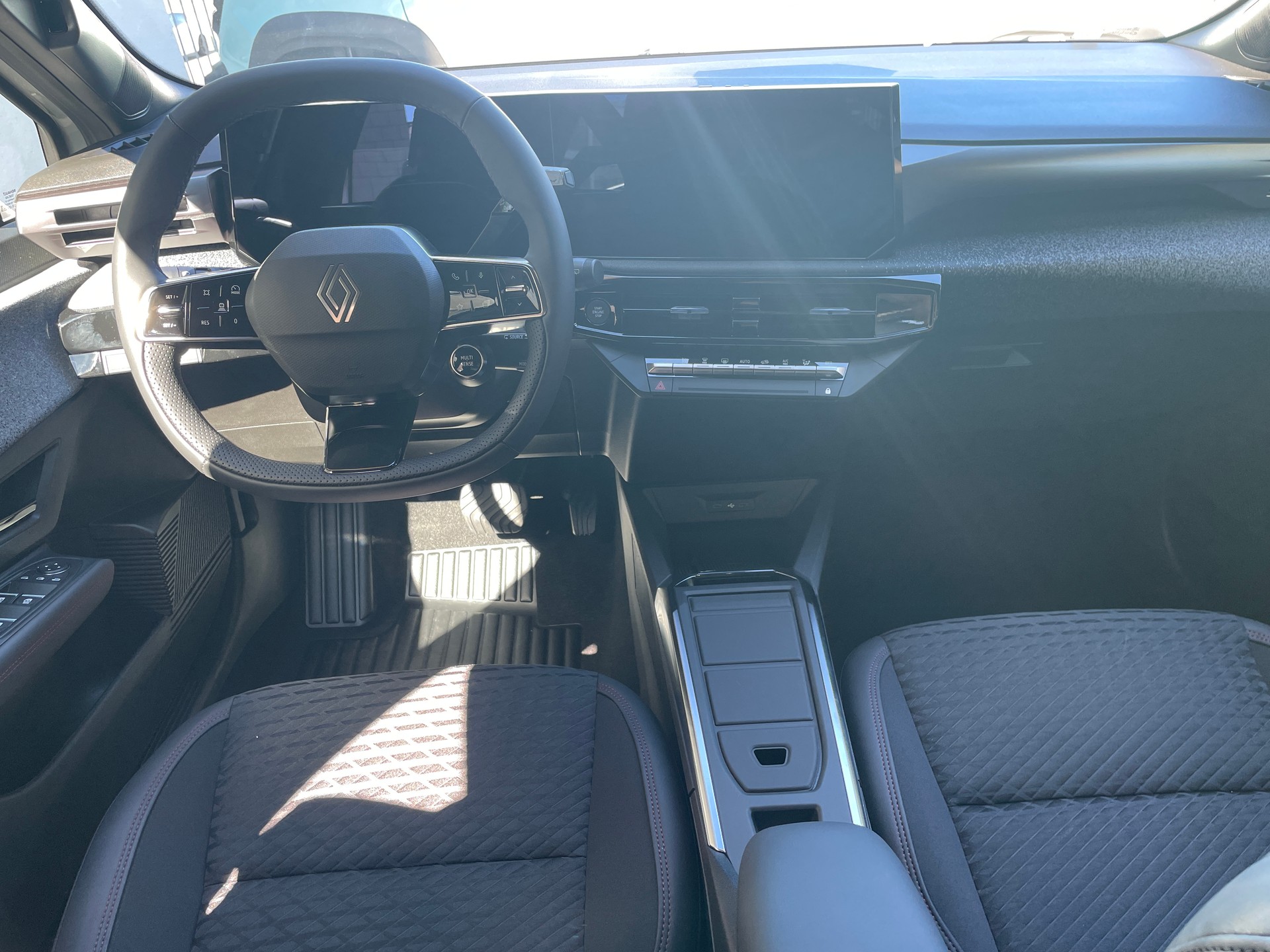 RENAULT Clio 1.8 E-Tech Techno-image-9