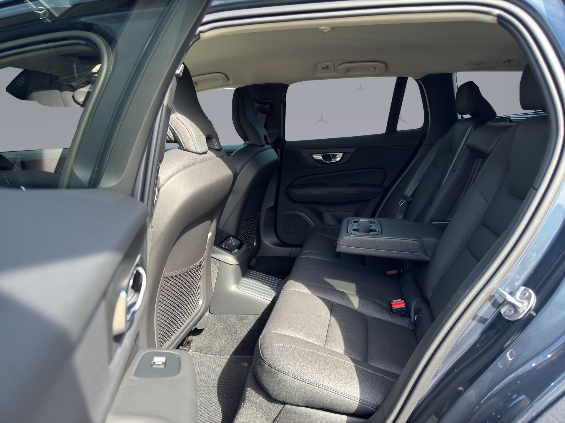 VOLVO V60 2.0 T6 TE Plus Dark eAWD-image-9