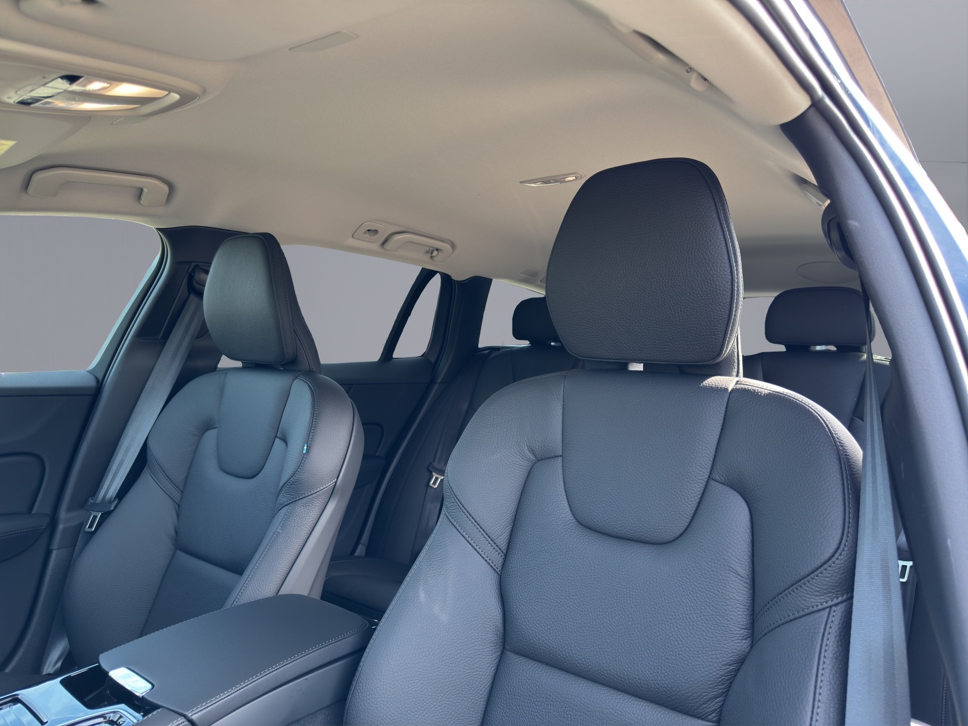 VOLVO V60 2.0 T6 TE Plus Dark eAWD-image-10