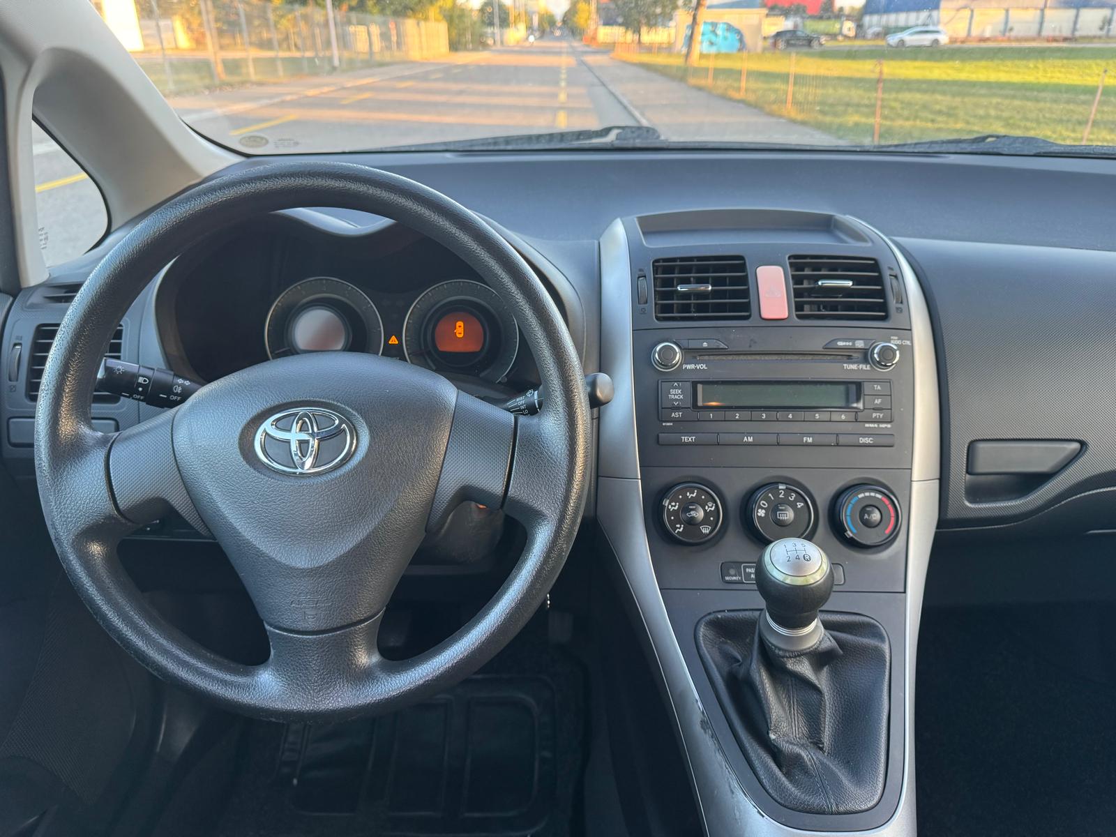 TOYOTA Auris 1.4 Linea Luna-image-10