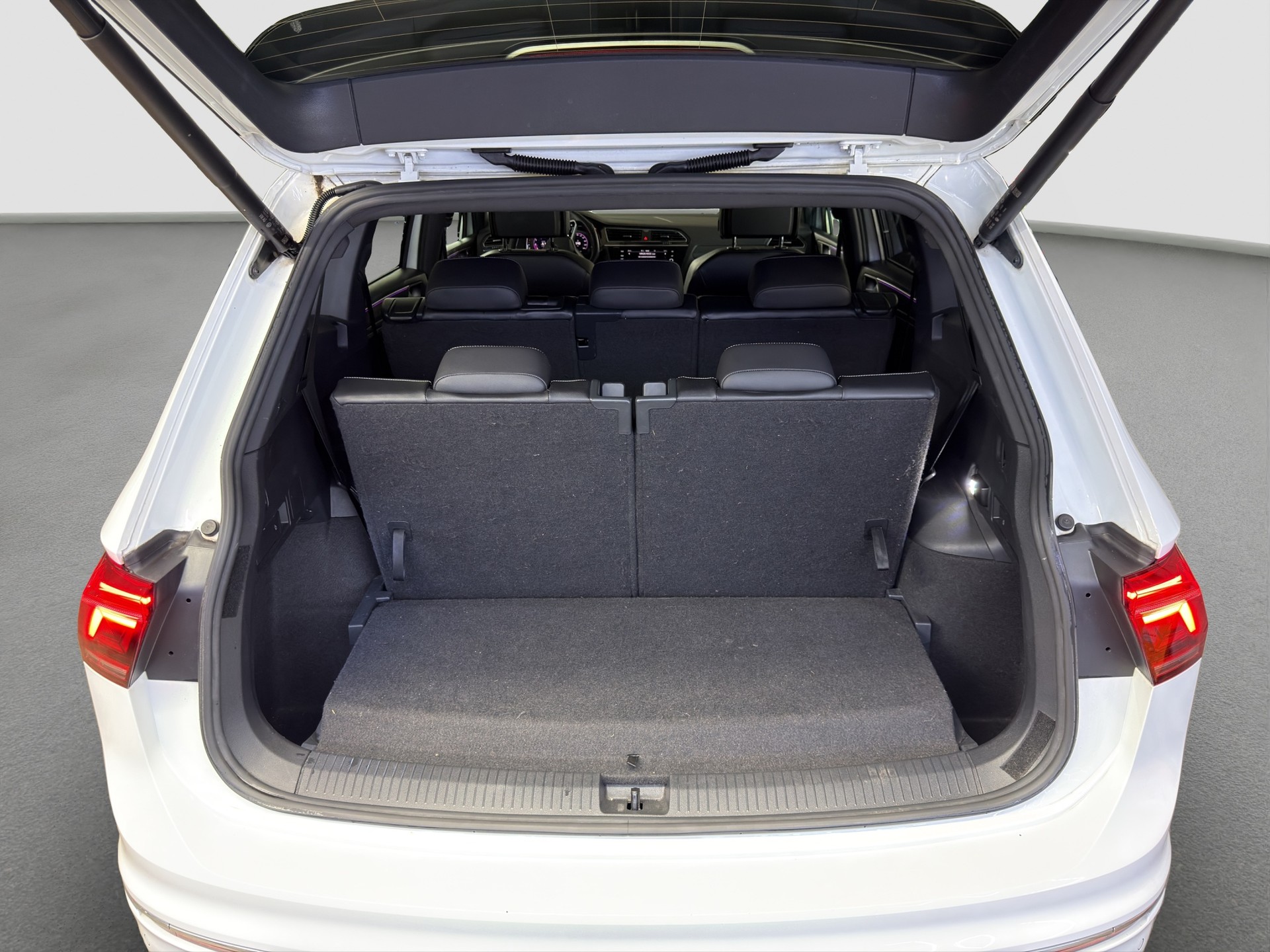 VW Tiguan Allspace 2.0TSI R-Line 4Motion DSG-image-32