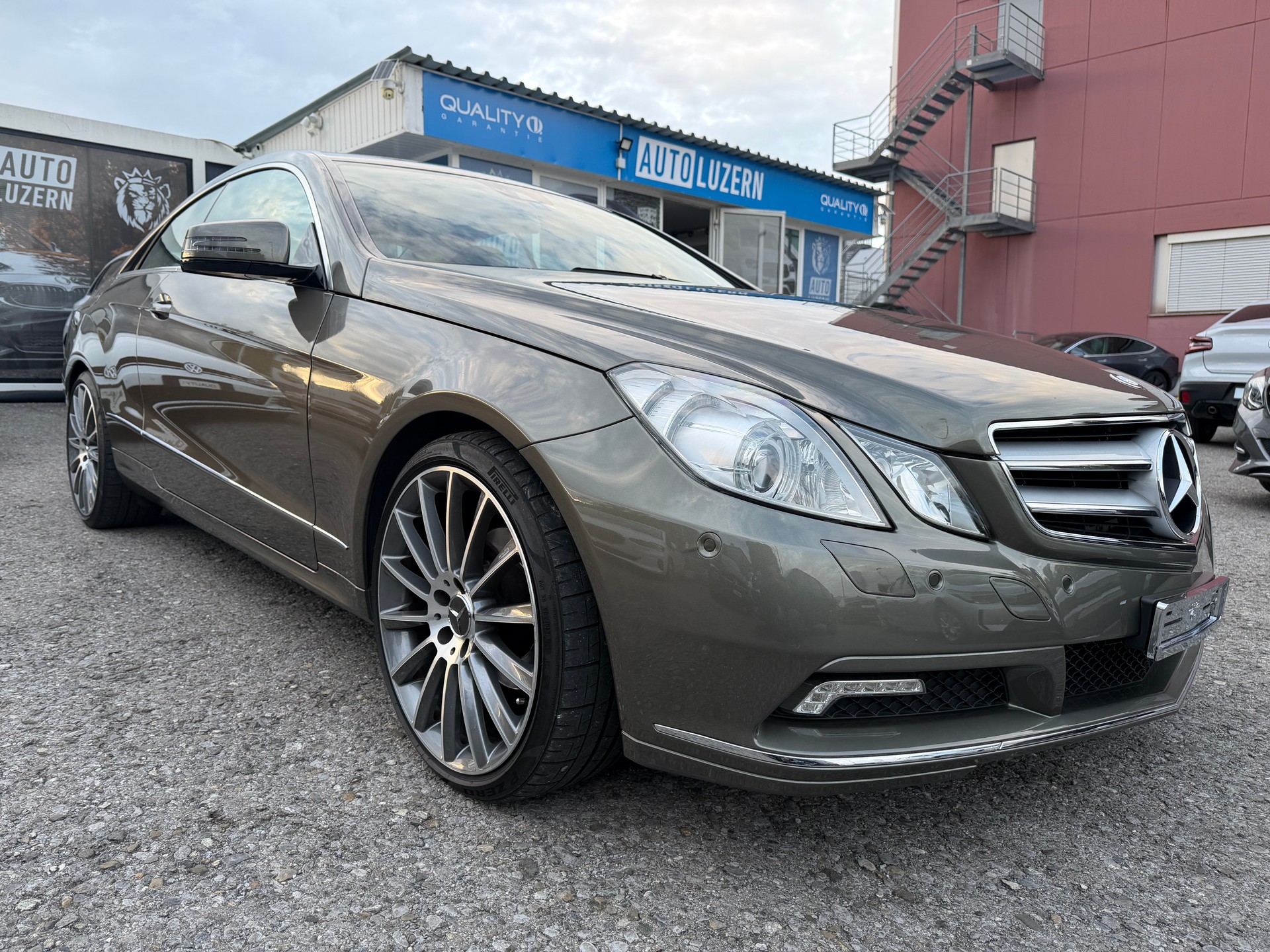 MERCEDES-BENZ E 200 CGI BlueEfficiency Automatic-image-9