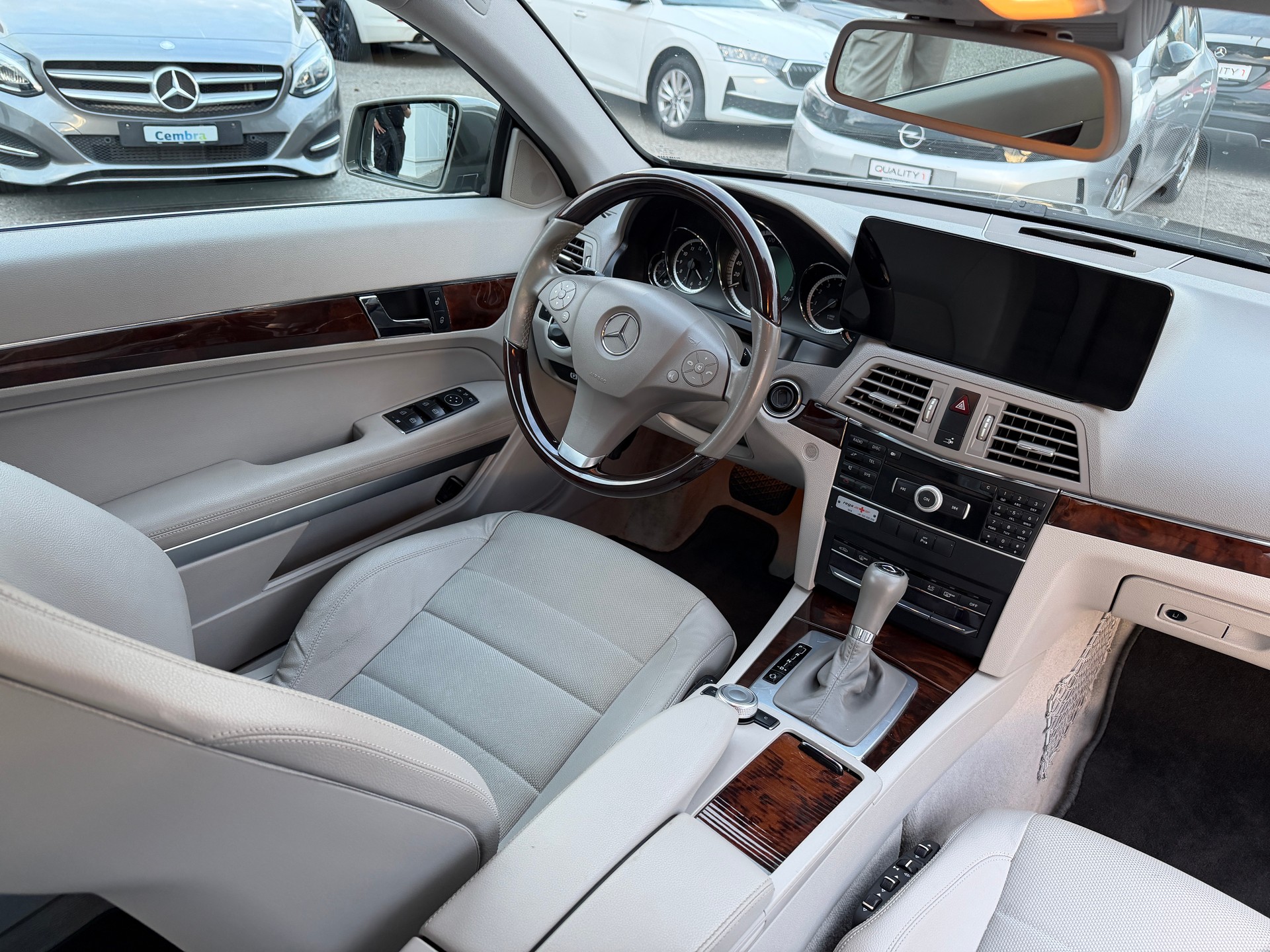 MERCEDES-BENZ E 200 CGI BlueEfficiency Automatic-image-18
