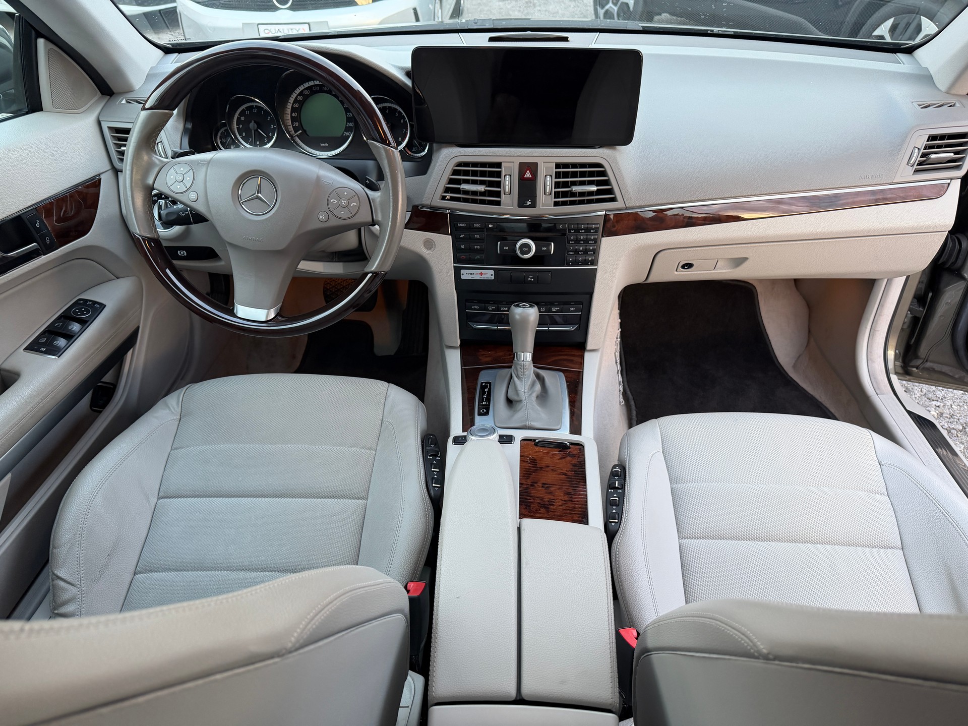 MERCEDES-BENZ E 200 CGI BlueEfficiency Automatic-image-17