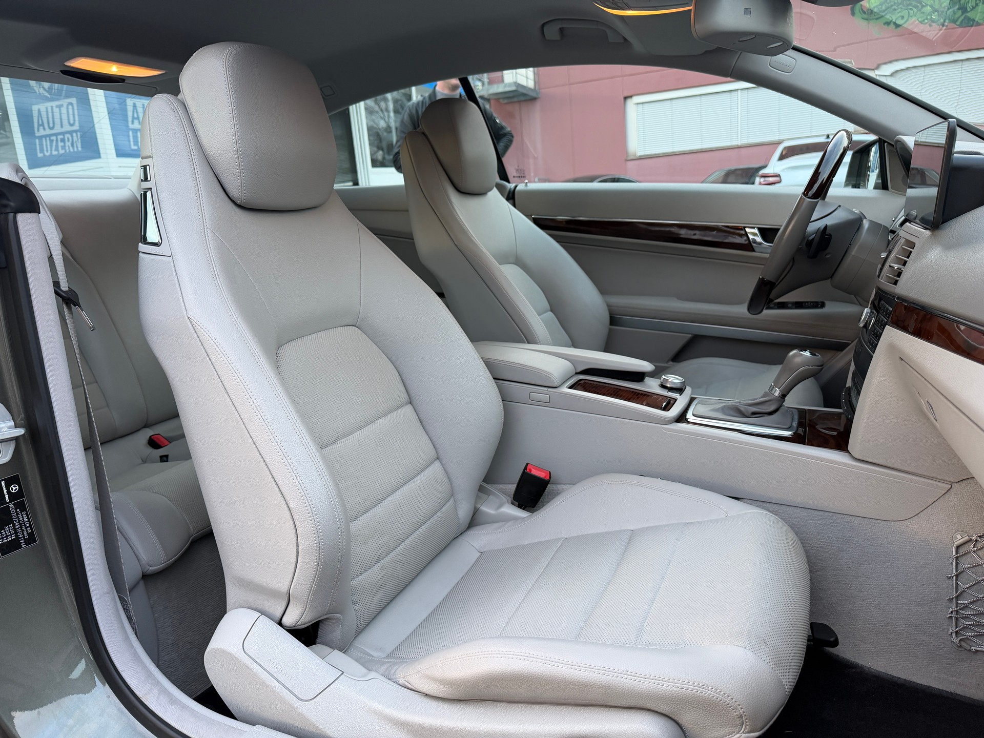 MERCEDES-BENZ E 200 CGI BlueEfficiency Automatic-image-15