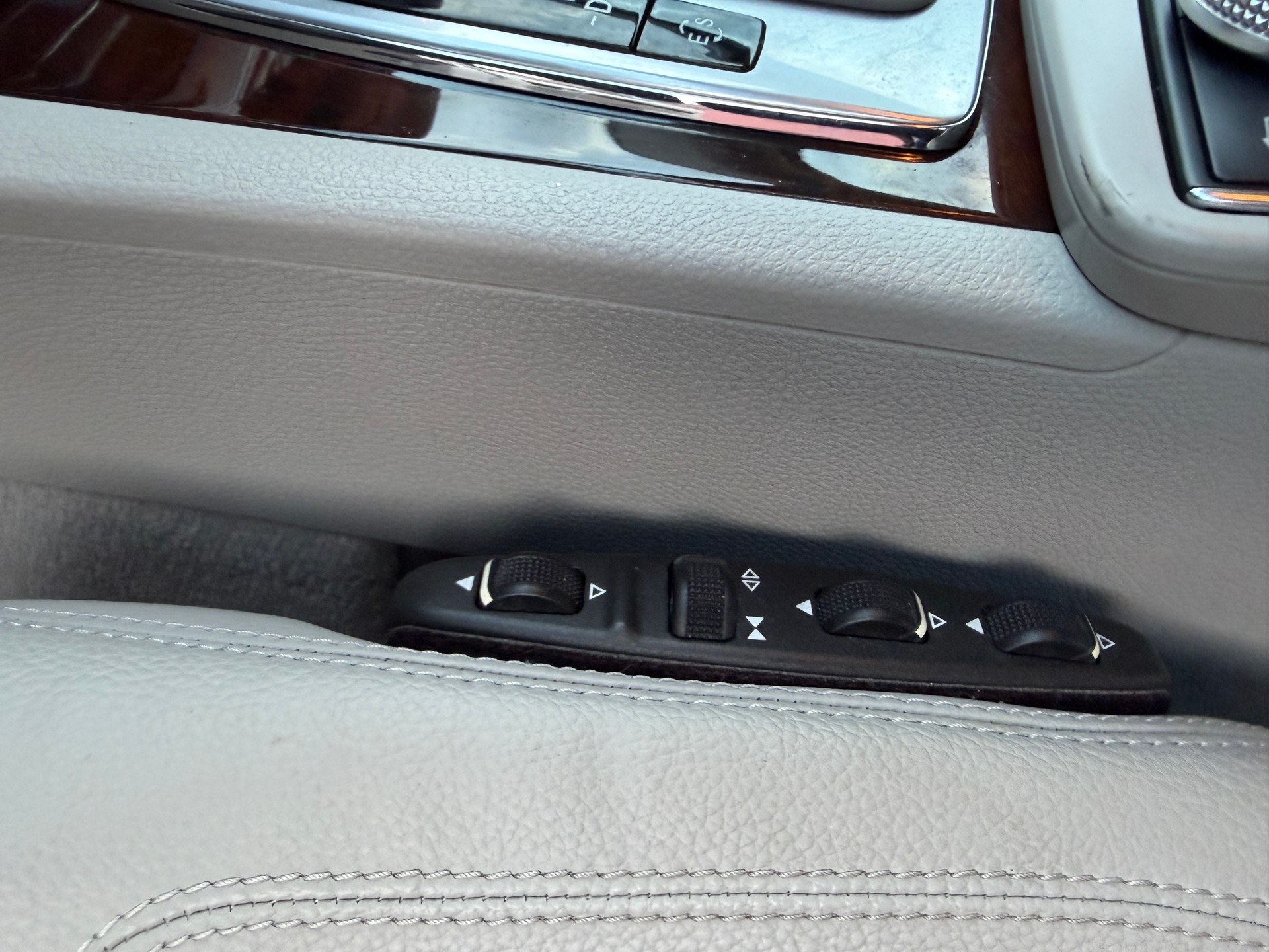 MERCEDES-BENZ E 200 CGI BlueEfficiency Automatic-image-14
