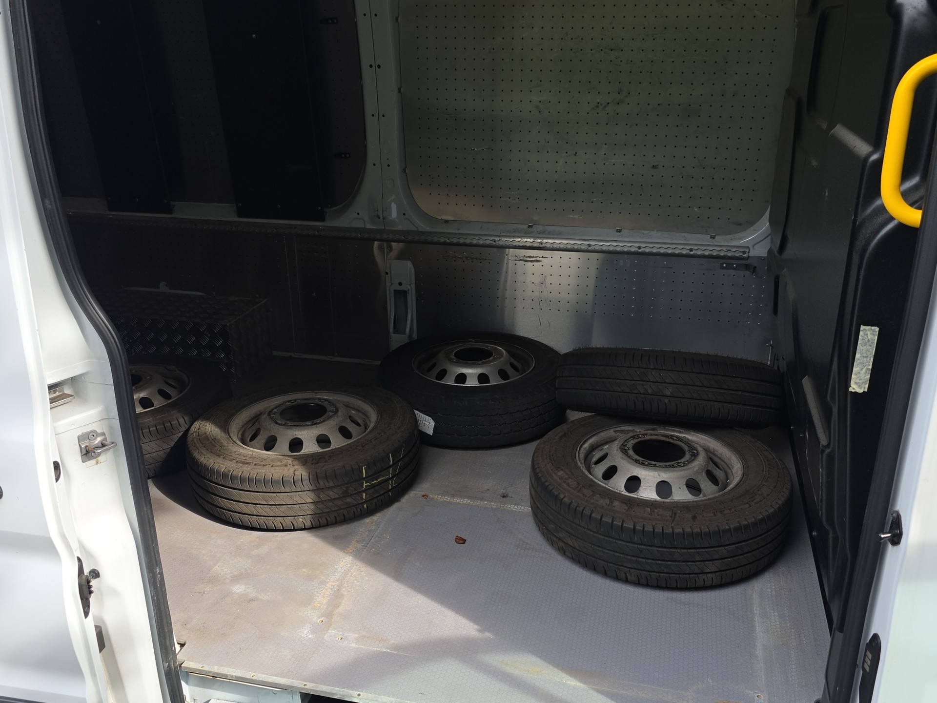 FORD Transit Van 350 L4 Trend 2.0 TDCi 170 RWD-image-11