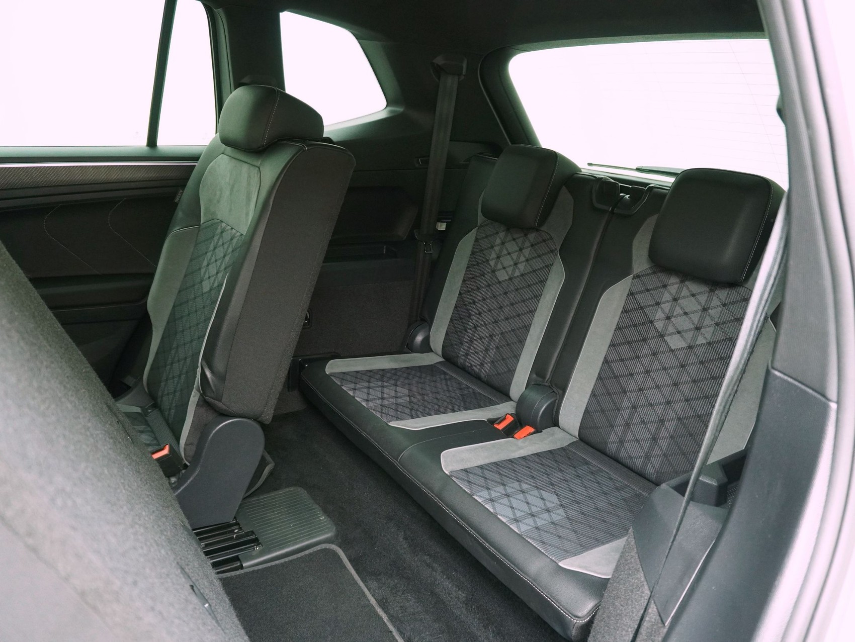 VW Tiguan Allspace 2.0 TDI DSG R-Line 4Motion-image-13