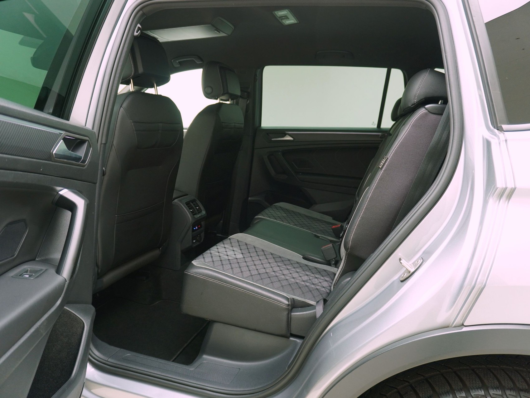 VW Tiguan Allspace 2.0 TDI DSG R-Line 4Motion-image-11