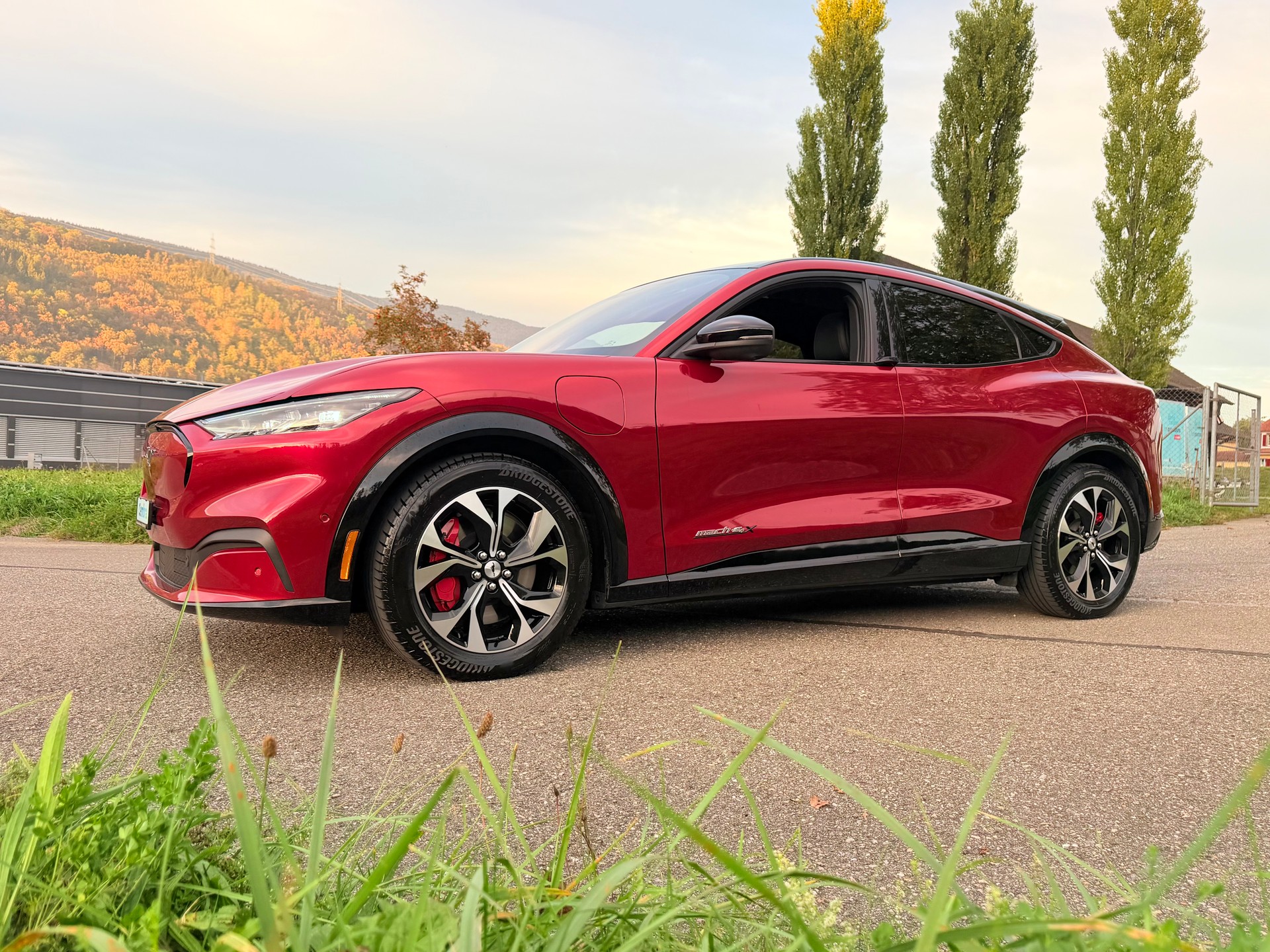 FORD 4X4 !! "MUSTANG MACH-E PREMIUM" MIT 371 PS. AWD 88 kWh. GROSSE BATTERIE !! NUR 15`500 KM !! NEUWERTIG 4X4 !! REICHWEITE 550 KM.-image-1