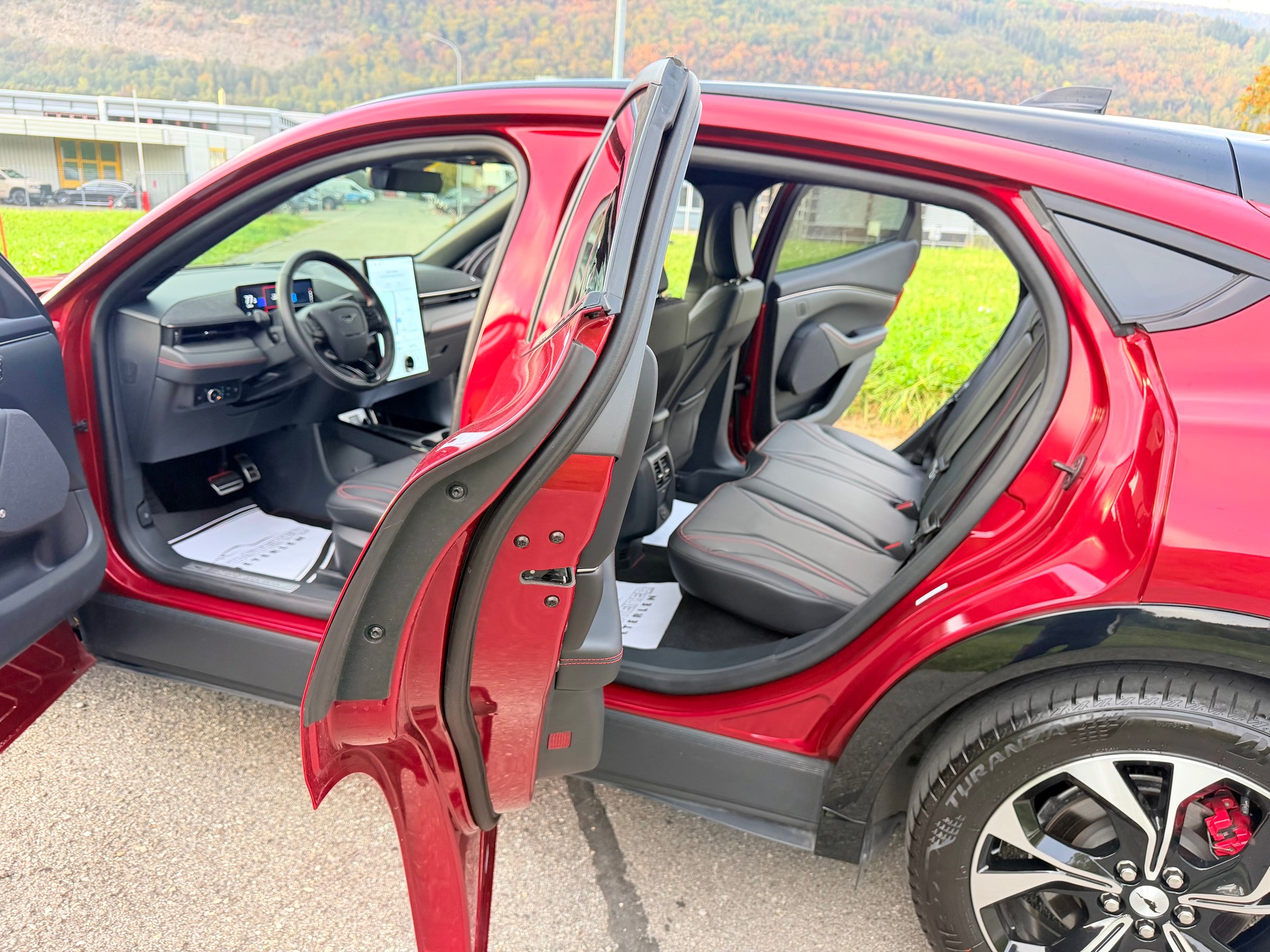 FORD 4X4 !! "MUSTANG MACH-E PREMIUM" MIT 371 PS. AWD 88 kWh. GROSSE BATTERIE !! NUR 15`500 KM !! NEUWERTIG 4X4 !! REICHWEITE 550 KM.-image-14