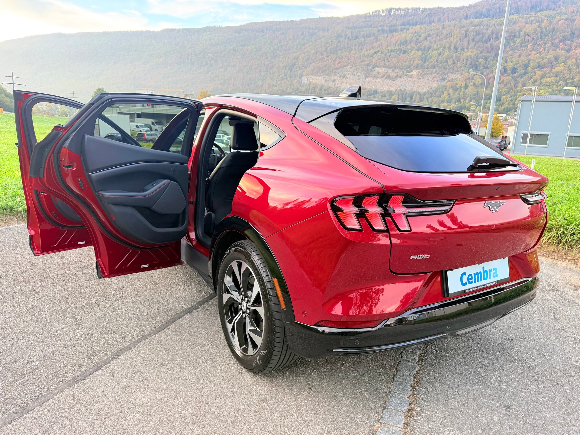 FORD 4X4 !! "MUSTANG MACH-E PREMIUM" MIT 371 PS. AWD 88 kWh. GROSSE BATTERIE !! NUR 15`500 KM !! NEUWERTIG 4X4 !! REICHWEITE 550 KM.-image-13