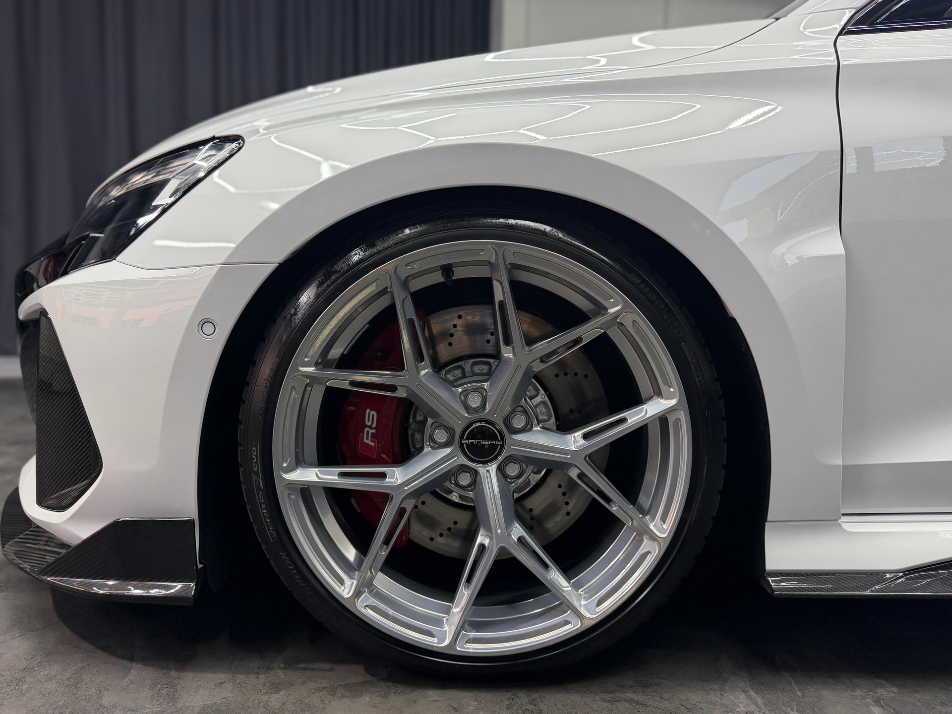 AUDI RS3 Sportback 2.5 TSI quattro | CH-Auto | CT-Carbon Kit | Panoramadach | H&R Federn | Sansar Wheels Chrome-image-5