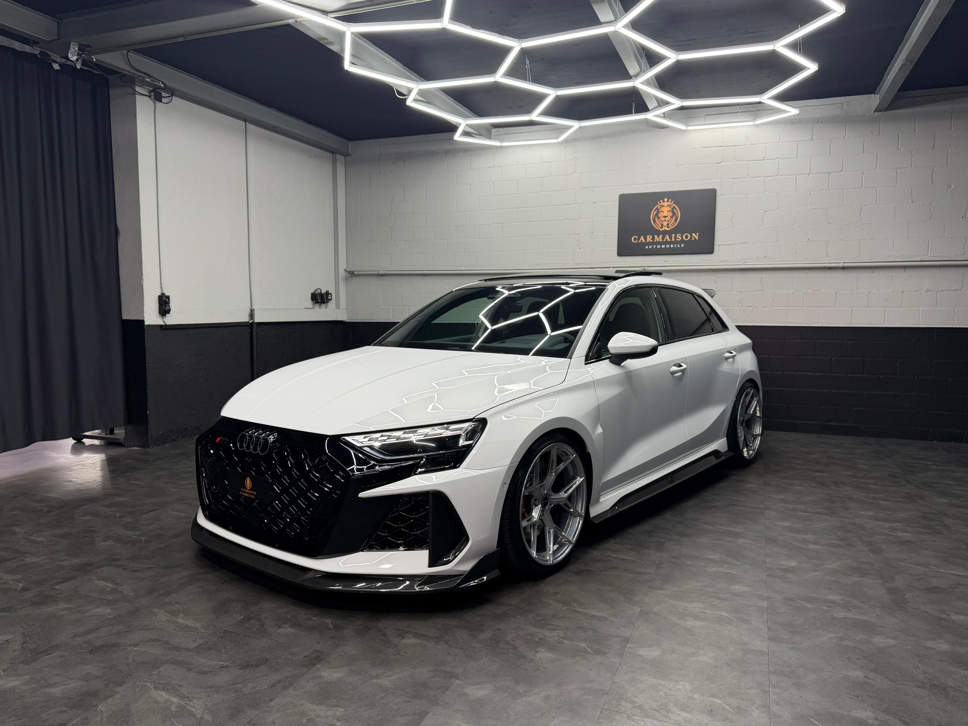 AUDI RS3 Sportback 2.5 TSI quattro | CH-Auto | CT-Carbon Kit | Panoramadach | H&R Federn | Sansar Wheels Chrome-image-2