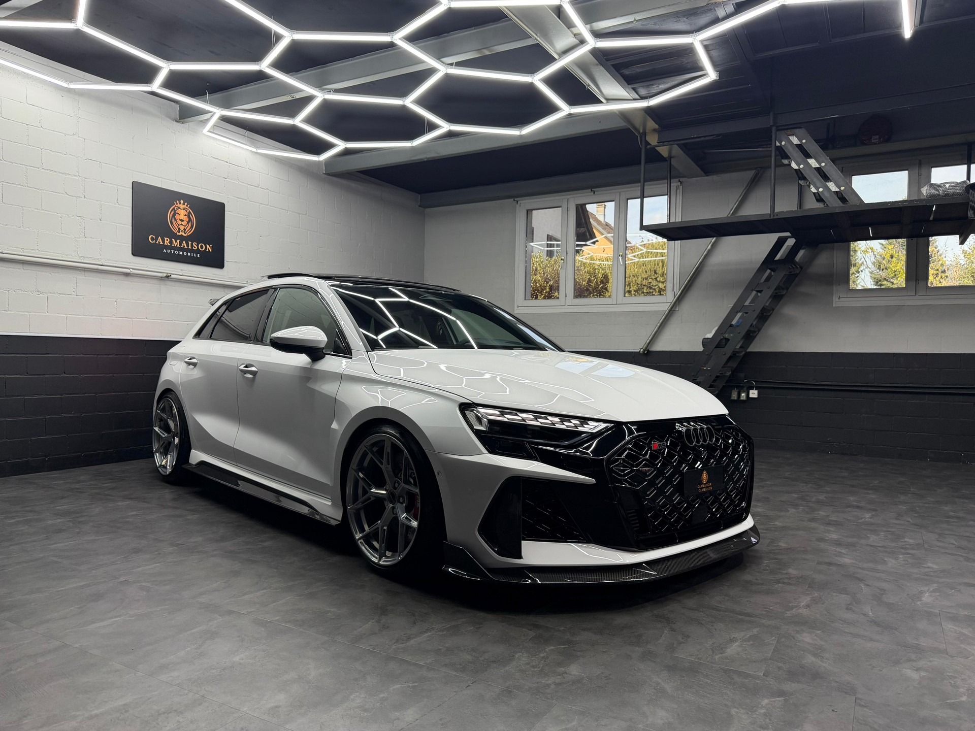 AUDI RS3 Sportback 2.5 TSI quattro | CH-Auto | CT-Carbon Kit | Panoramadach | H&R Federn | Sansar Wheels Chrome-image-0