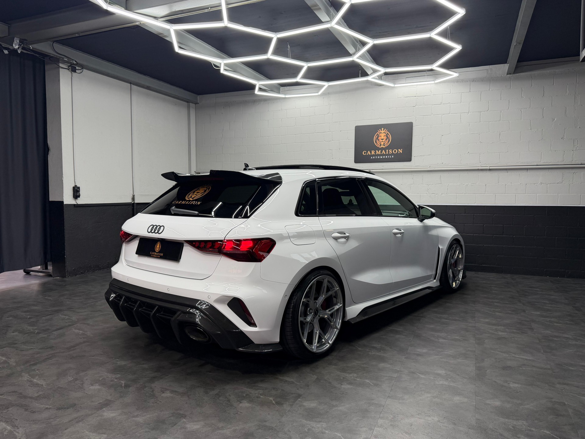 AUDI RS3 Sportback 2.5 TSI quattro | CH-Auto | CT-Carbon Kit | Panoramadach | H&R Federn | Sansar Wheels Chrome-image-11