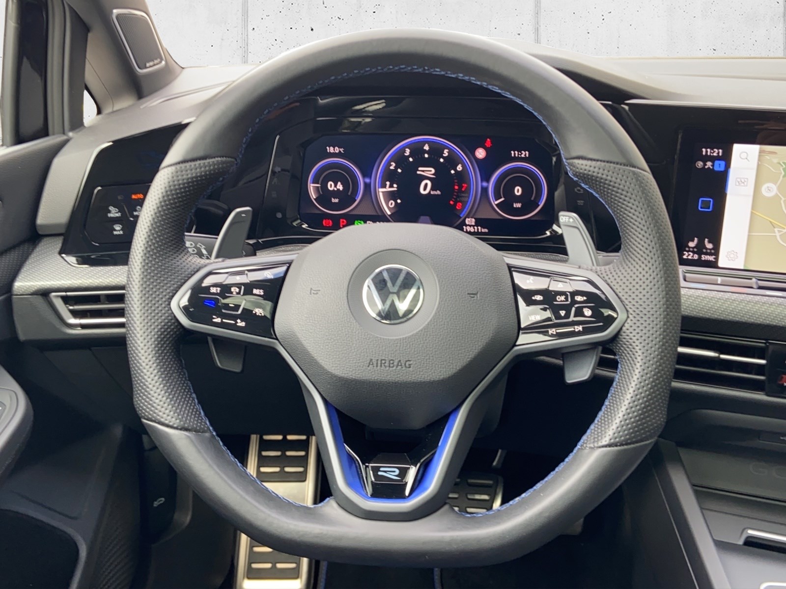 VW Golf 2.0 TSI R DSG 4Motion mit Akrapovic & Panoramadach-image-12