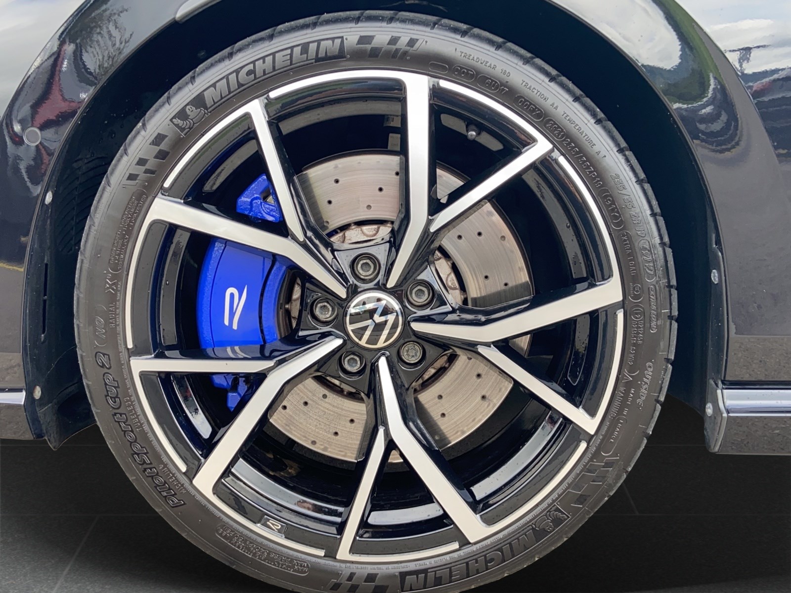 VW Golf 2.0 TSI R DSG 4Motion mit Akrapovic & Panoramadach-image-10