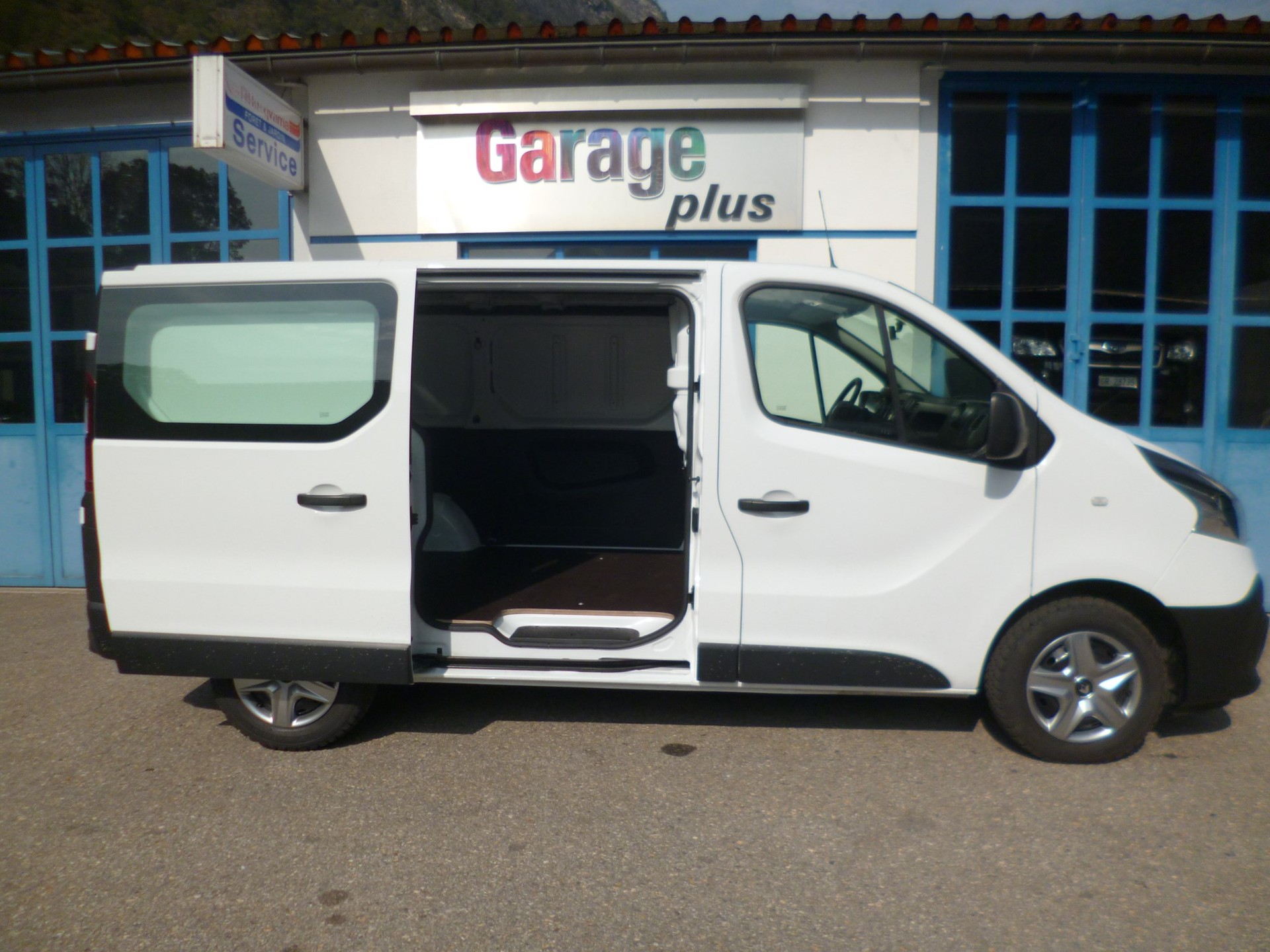RENAULT Trafic 2.0 dCi120 2.8t Access L1H1-image-1