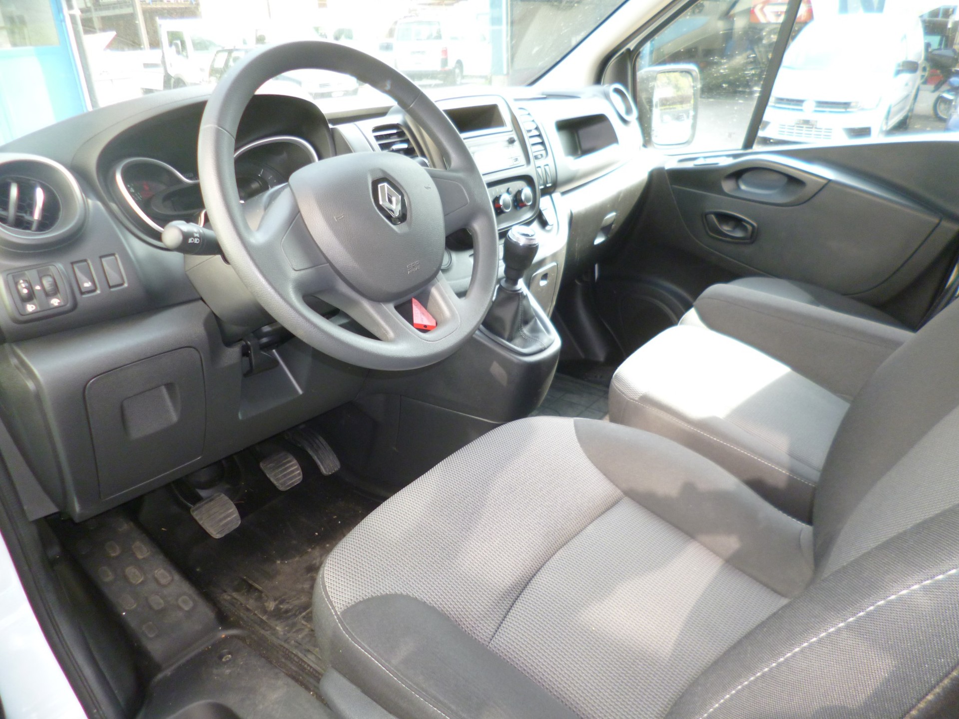 RENAULT Trafic 2.0 dCi120 2.8t Access L1H1-image-4