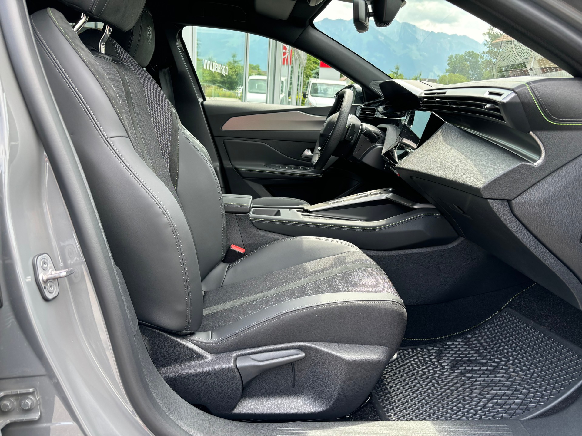 PEUGEOT 308 GT 1.2 136 Hybrid-image-7