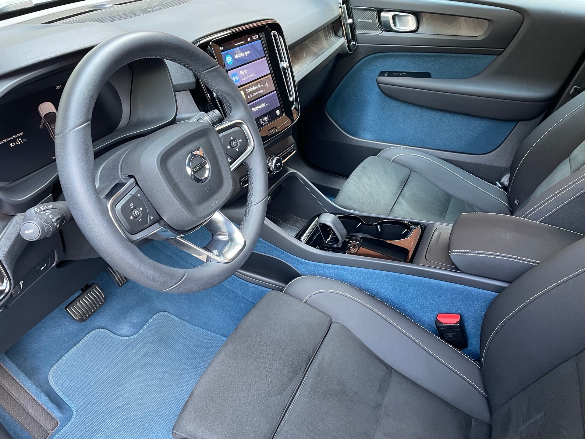 VOLVO C40 P8 Twin Recharge AWD-image-3