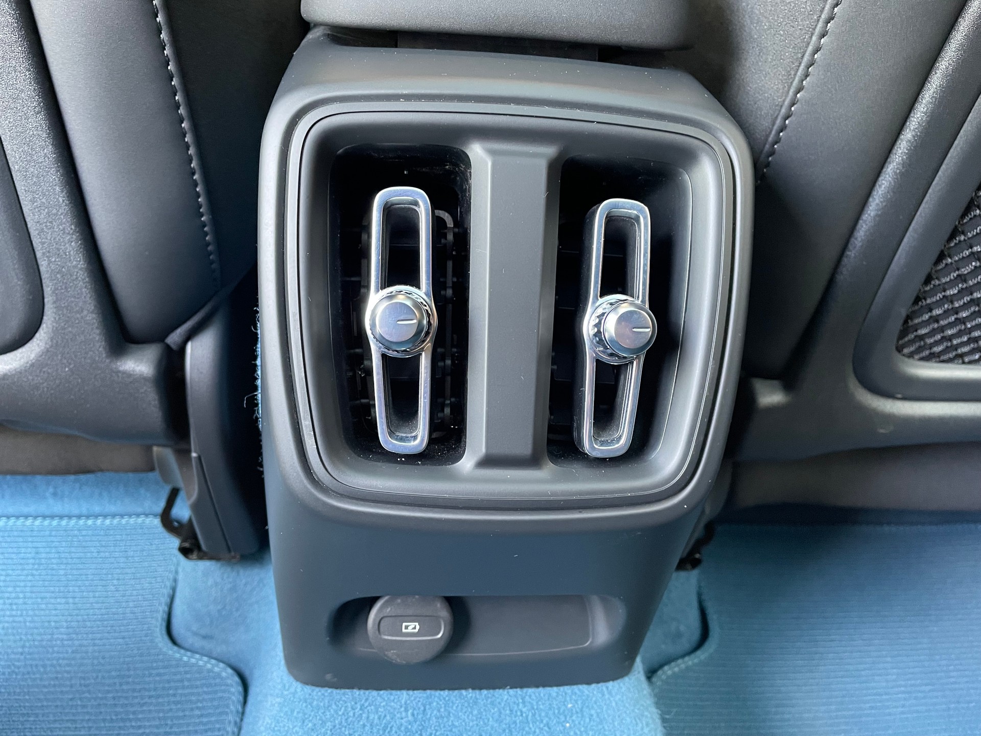VOLVO C40 P8 Twin Recharge AWD-image-14