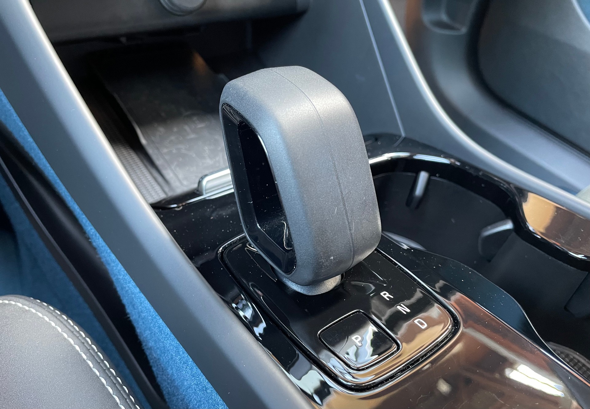 VOLVO C40 P8 Twin Recharge AWD-image-12