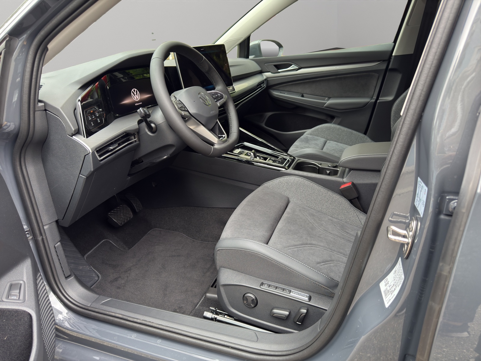 VW Golf Variant 1.5 eTSI mHEV Style-image-5