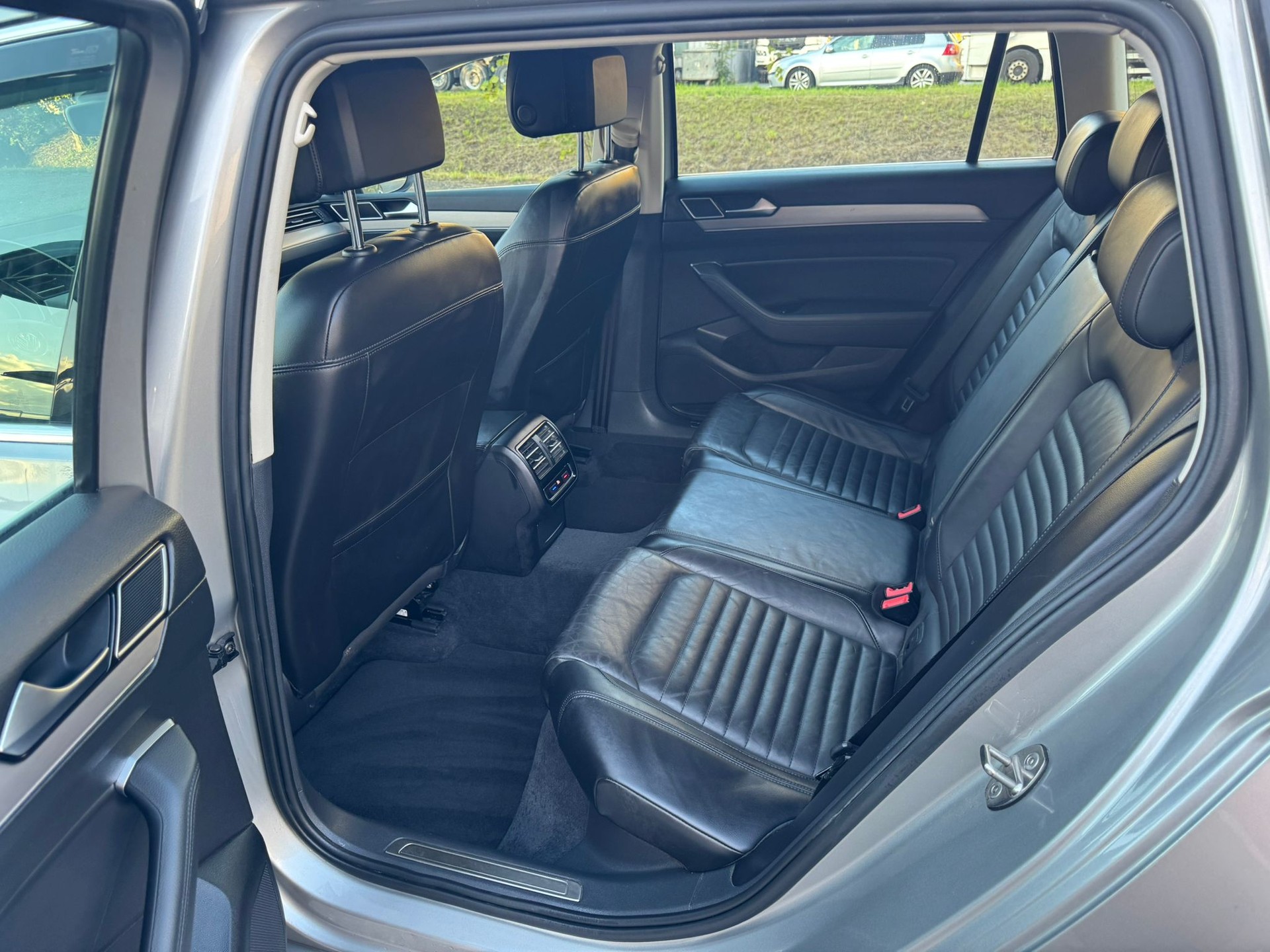 VW Passat Variant 2.0 TDI BMT Highline DSG-image-14