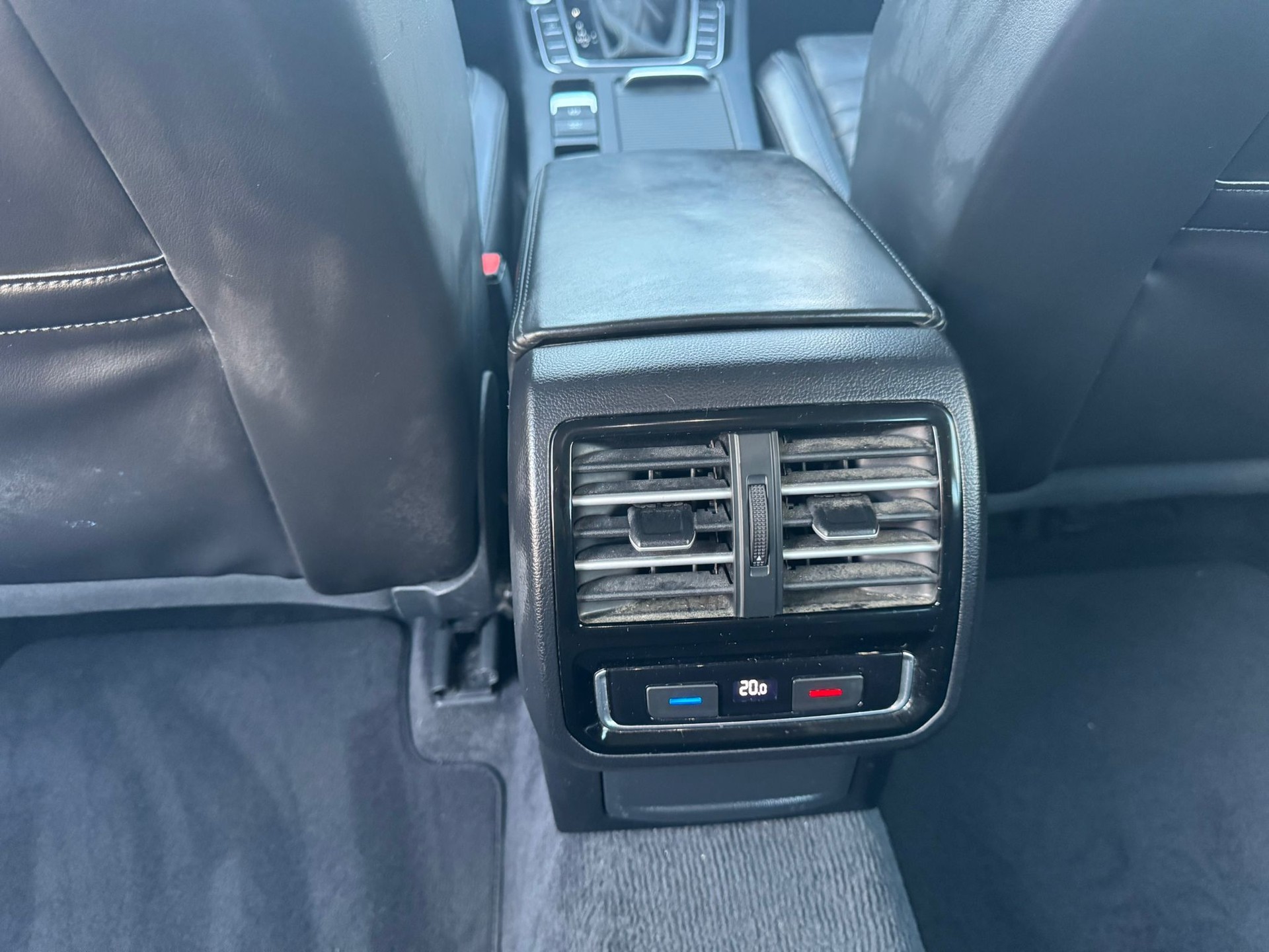 VW Passat Variant 2.0 TDI BMT Highline DSG-image-15