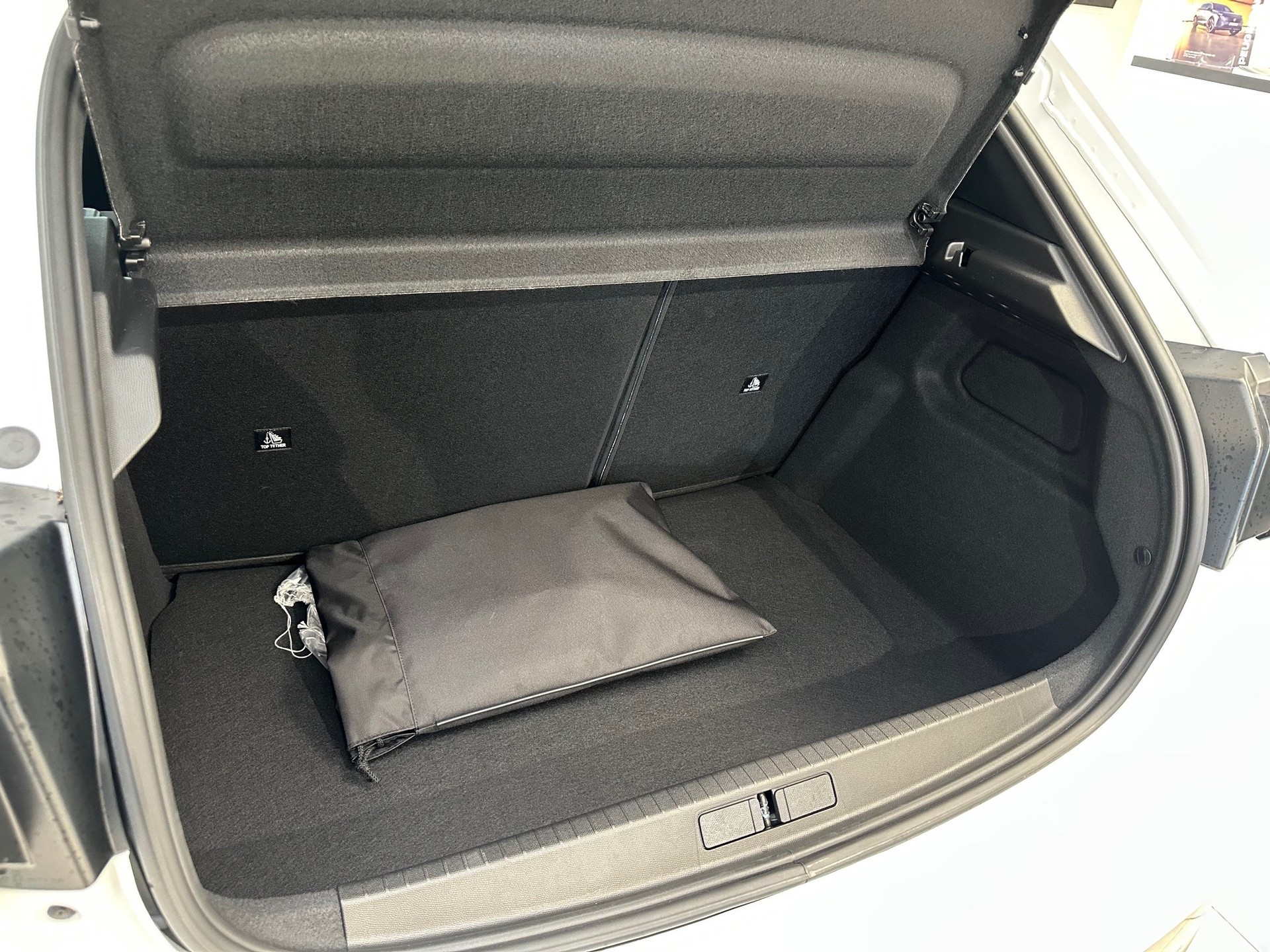 PEUGEOT 208 e-Allure-image-5