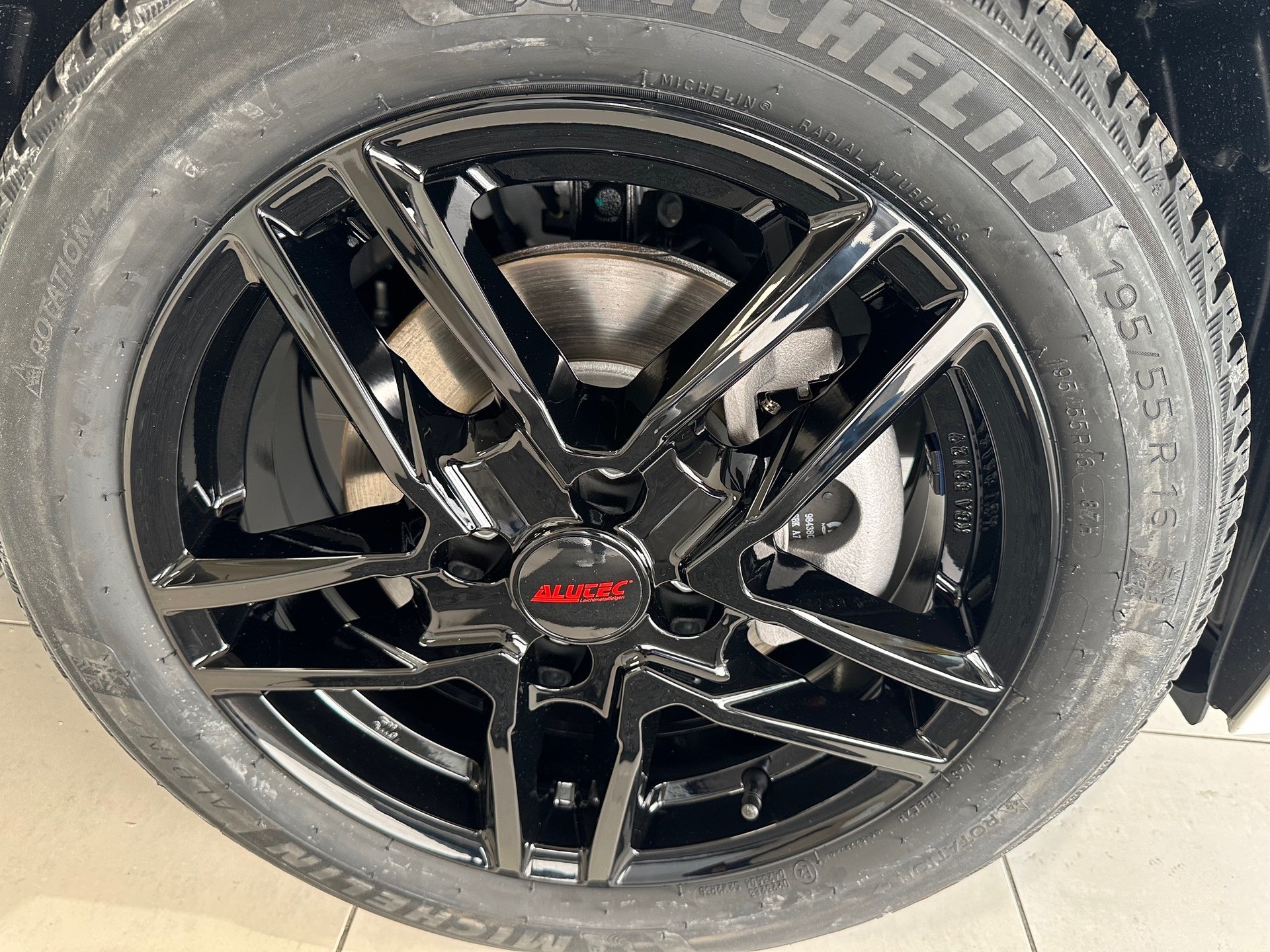 PEUGEOT 208 e-Allure-image-8