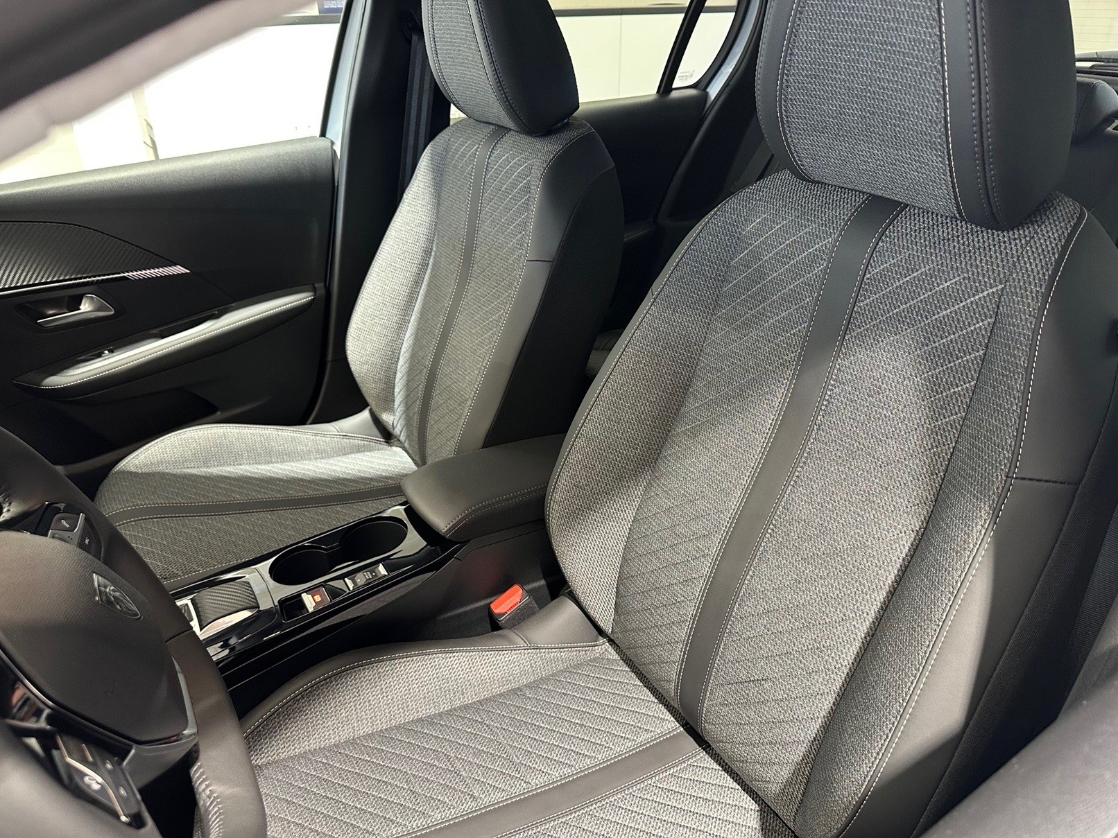 PEUGEOT 208 e-Allure-image-10